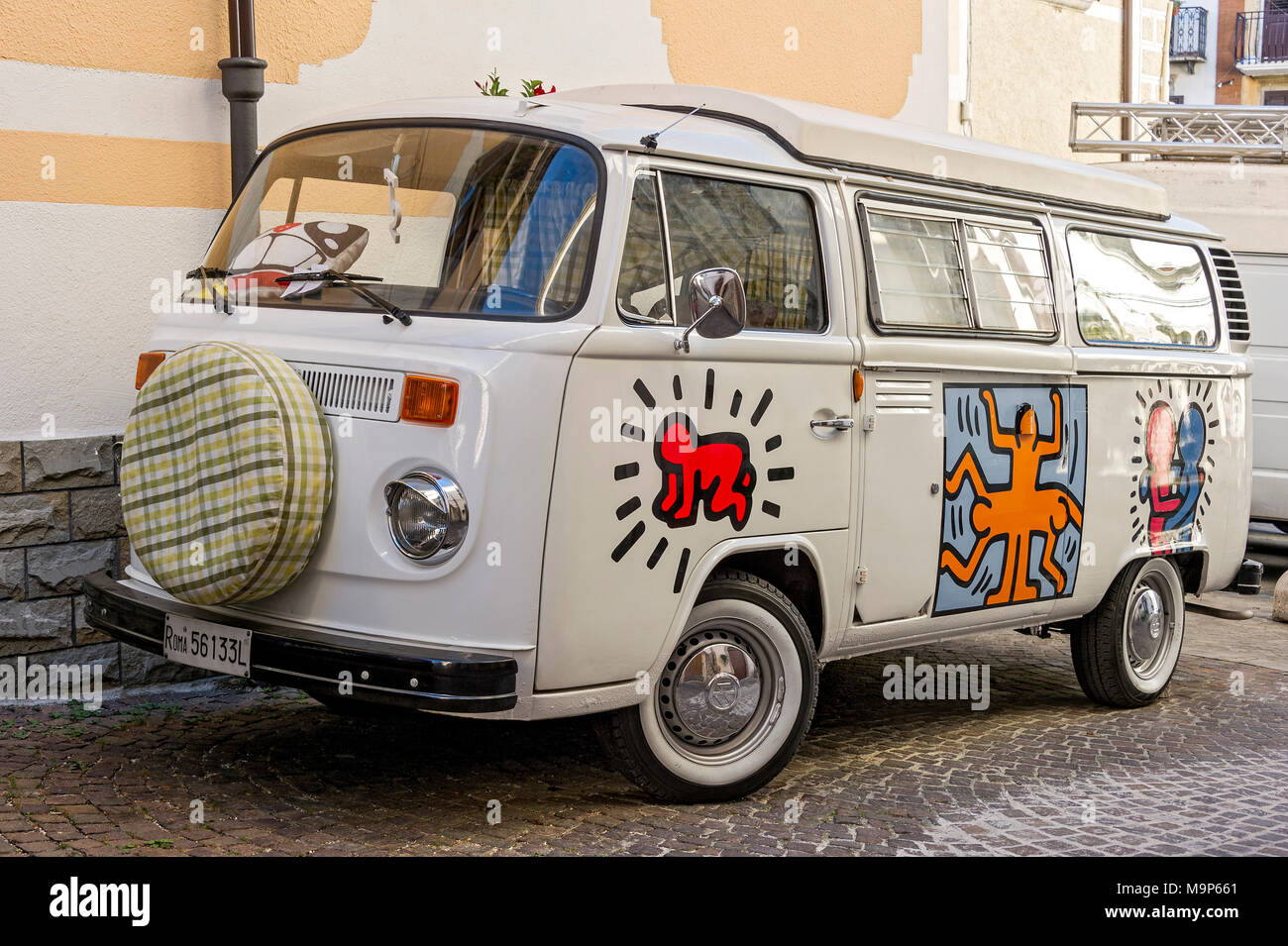 VW blanc Bus, Bus Camping VW Volkswagen T2 Type 2, Bulli, Oldtimer, Agnone, Molise, Italie Banque D'Images