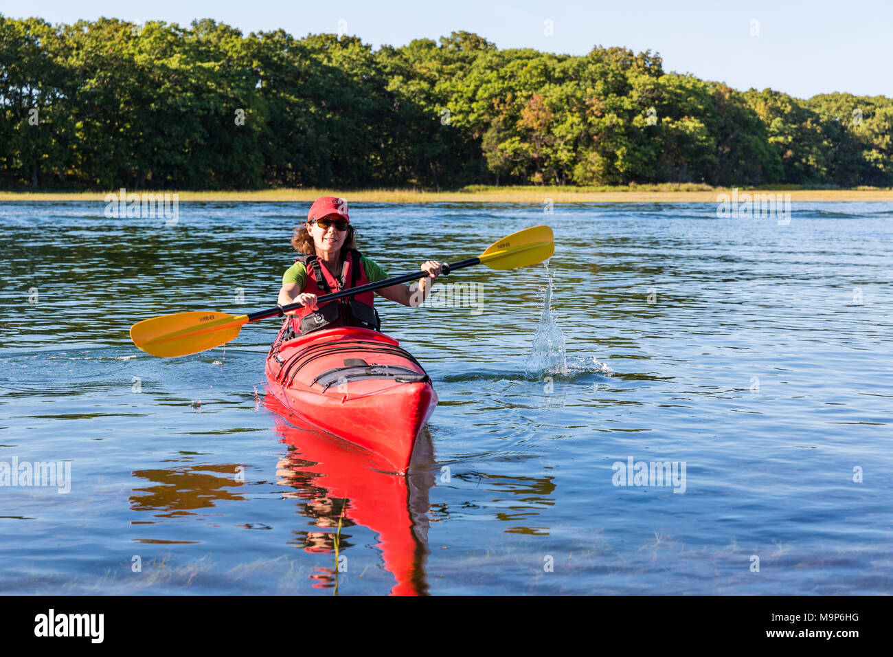 Femme en kayak sur la rivière d'Essex à Cox avec réservation gratuite dans l'Essex, Massachusetts Banque D'Images