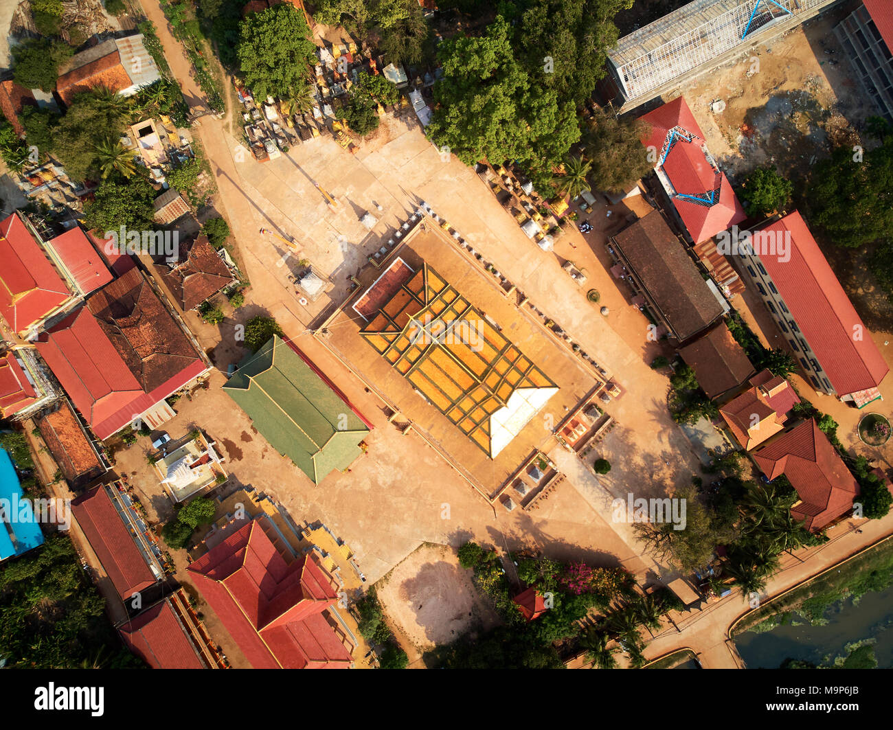 Antenne de drone d'oiseau d'un temple boudhist pagode à Siem-Reap, Cambodge Banque D'Images