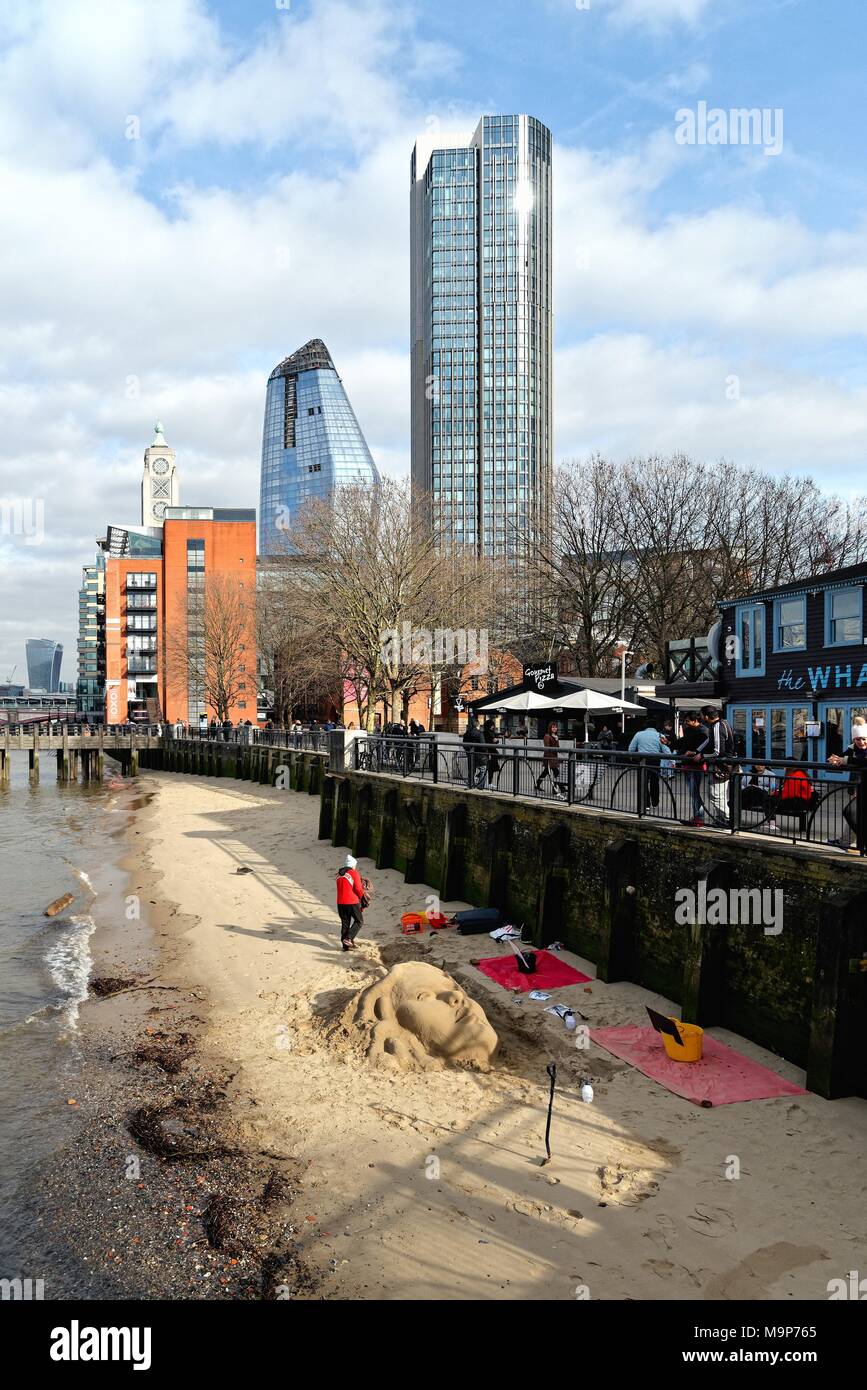 La rive sud de la Tamise avec une sculpture de sable sur l'estran et les nouveaux immeubles de grande hauteur à côté de l'Oxo Tower Central London England UK Banque D'Images