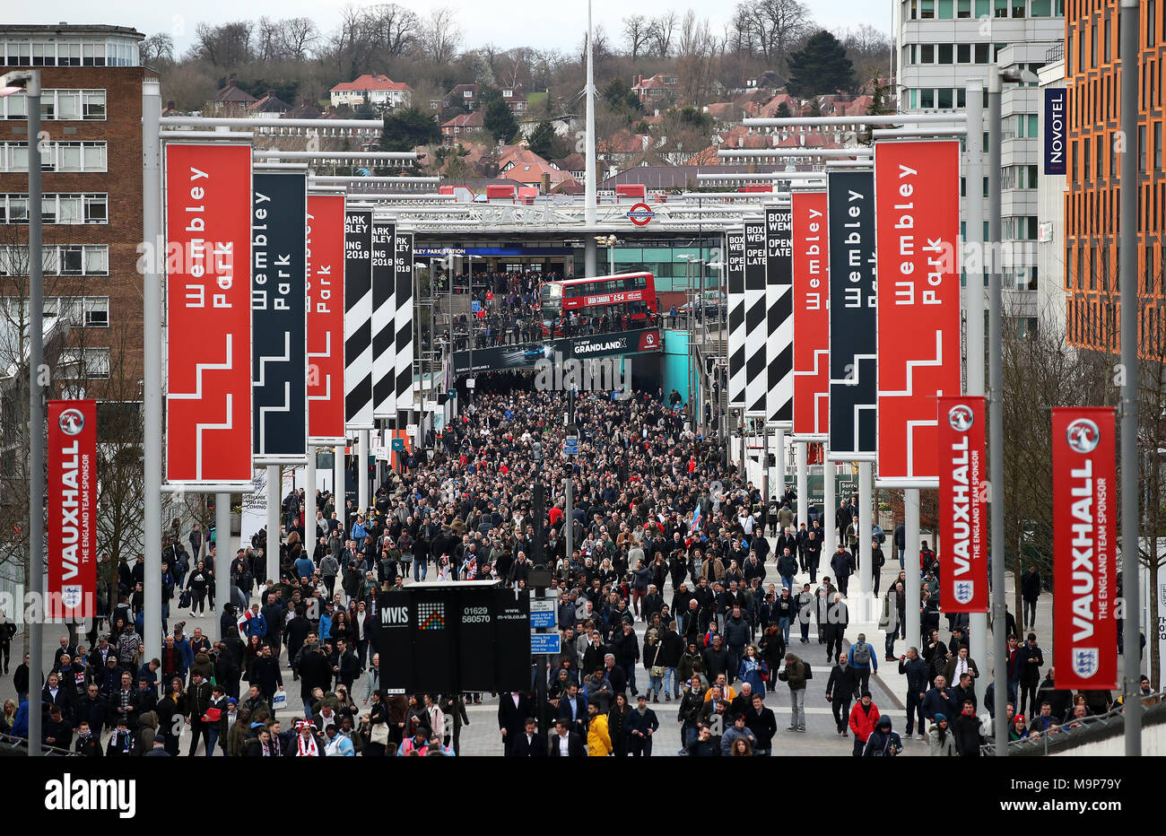 Fans font leur chemin vers le bas Wembley moyen avant la match amical au stade de Wembley, Londres. Banque D'Images