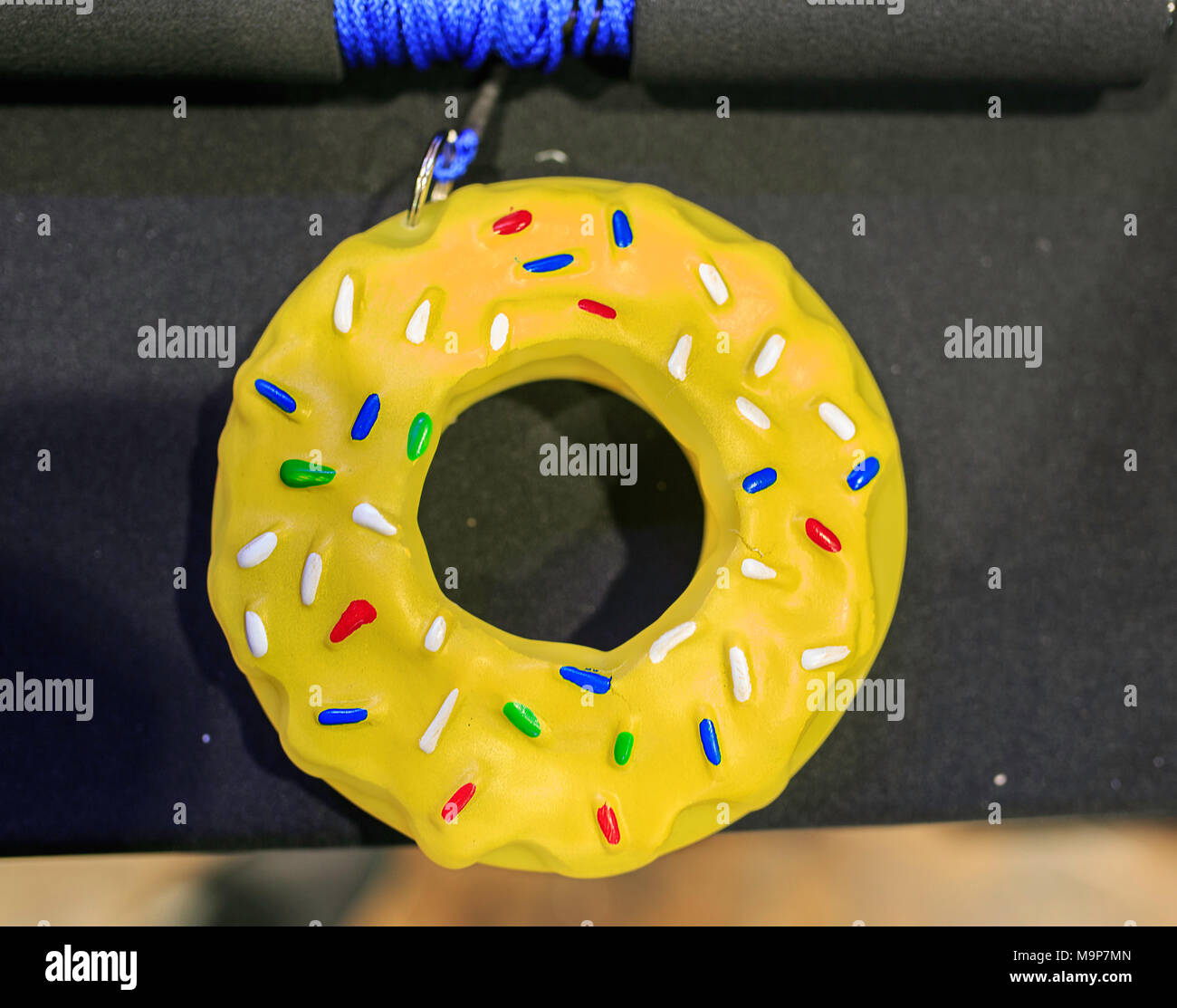 Faux donuts en plastique jaune Banque D'Images