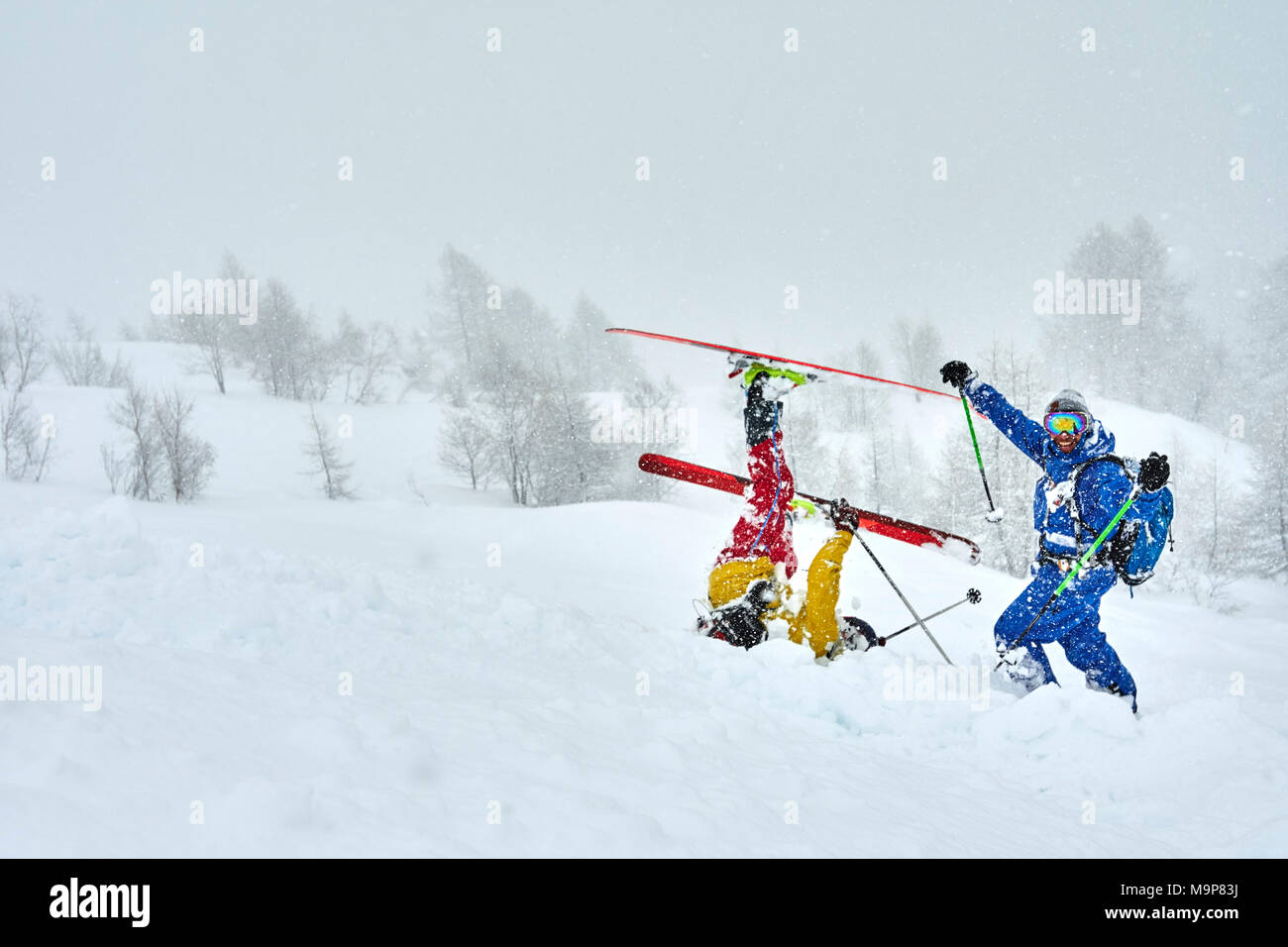 Les skieurs s'amusant dans la neige, Pavillon, Courmayeur, Aoste, Italie Banque D'Images