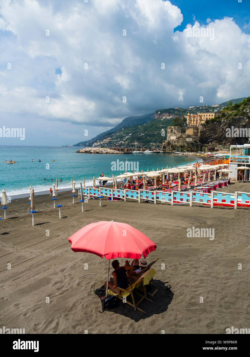 Parasol rouge sur la plage, près de MInori, Province de Salerne, Péninsule de Sorrente, Côte Amalfitaine, Campanie, Italie Banque D'Images