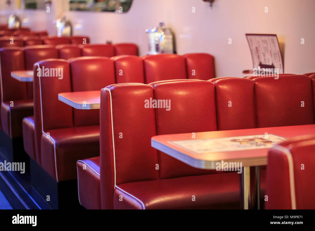 Sièges rouge dans un restaurant américain Banque D'Images