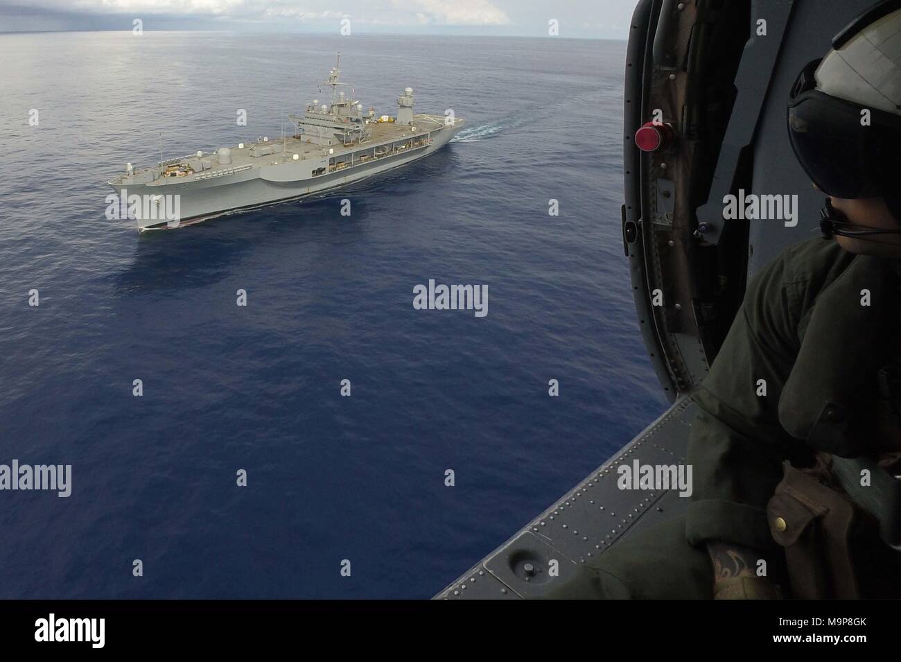 180324-N-QR145-116 MER MÉDITERRANÉE (24 mars 2018) Aircrewman Naval (hélicoptère) 2e classe Tyler Skinner donne d'un MH-60S Sea Hawk affecté à la "Ghost Riders' d'hélicoptères de combat de la mer (HSC) de l'Escadron 28 tout en menant des opérations aériennes avec le Blue Ridge-class et de contrôle, le USS Mount Whitney (LCC 20) 24 mars, 2018. Le Mont Whitney, l'avant-déployé à Gaeta, Italie, fonctionne avec un équipage de marins de la Marine américaine et militaire Commande de transport maritime Les marins du service civil. (U.S. Photo par marine Spécialiste de la communication de masse de la classe de 3ème) Parution/Krystina Coffey Banque D'Images