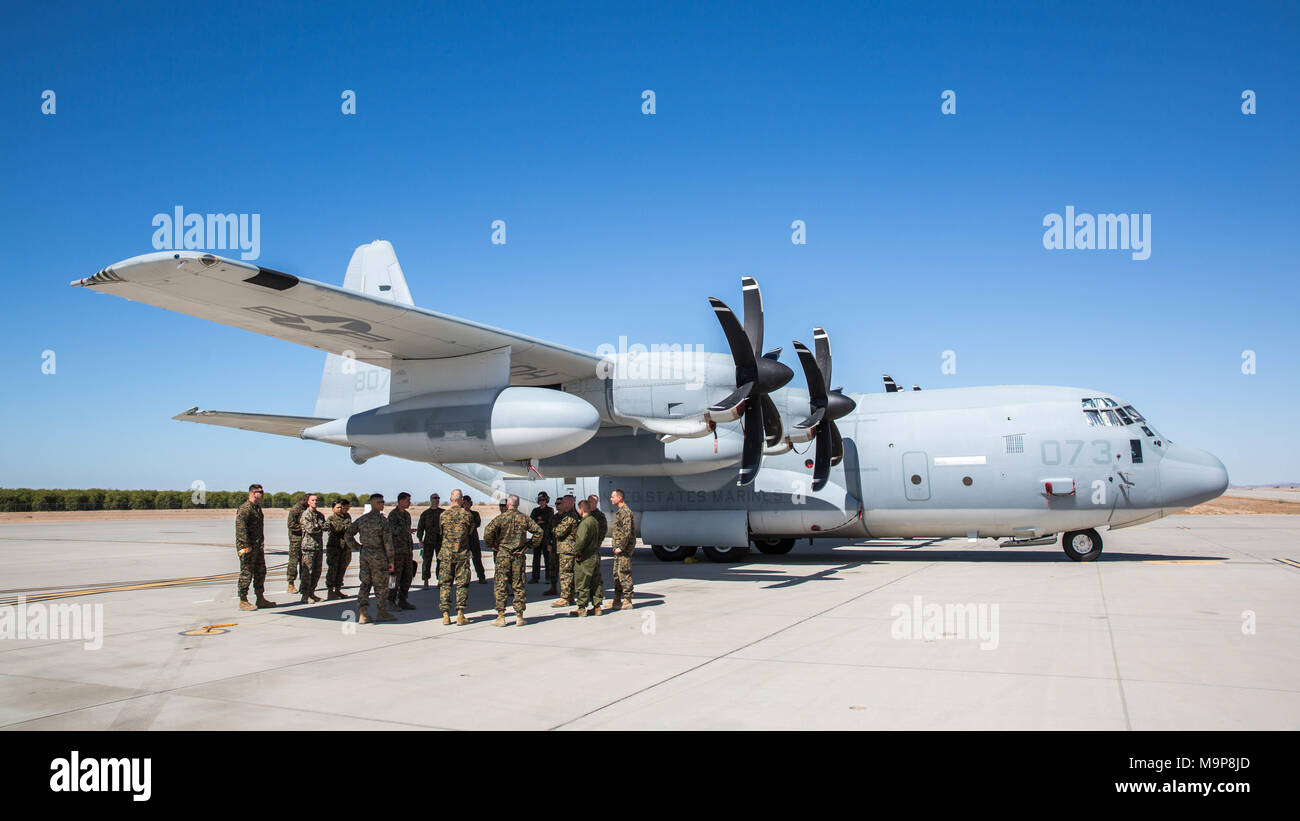 Les Marines américains de discuter des possibilités d'un C-130J Super Hercules pendant un tour d'aéronefs à l'appui d'armes et tactiques cours instructeurs 2-18 au Marine Corps Air Station Yuma (Arizona), le 26 mars. Le WTI est une formation de 7 semaines organisé par Marine Aviation armes et tactiques 1 escadron de cadets, qui met l'intégration opérationnelle des six fonctions de l'aviation du Corps des Marines à l'appui d'une masse d'Air Maritime Task Force et fournit les tactiques avancées la formation et la certification des qualifications des instructeurs de l'unité à l'appui de l'aviation maritime et de formation et aide à la préparation d Banque D'Images