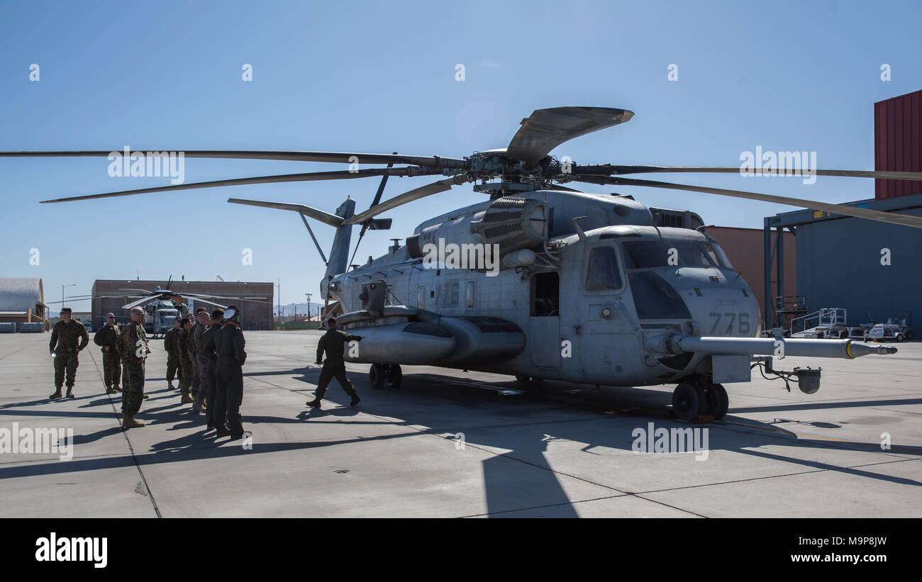 Les Marines américains de discuter des possibilités d'un CH-53 Super Stallion pendant un tour d'aéronefs à l'appui d'armes et tactiques cours instructeurs 2-18 au Marine Corps Air Station Yuma (Arizona), le 26 mars. Le WTI est une formation de 7 semaines organisé par Marine Aviation armes et tactiques 1 escadron de cadets, qui met l'intégration opérationnelle des six fonctions de l'aviation du Corps des Marines à l'appui d'une masse d'Air Maritime Task Force et fournit les tactiques avancées la formation et la certification des qualifications des instructeurs de l'unité à l'appui de l'aviation maritime et de formation et aide à la préparation de Banque D'Images
