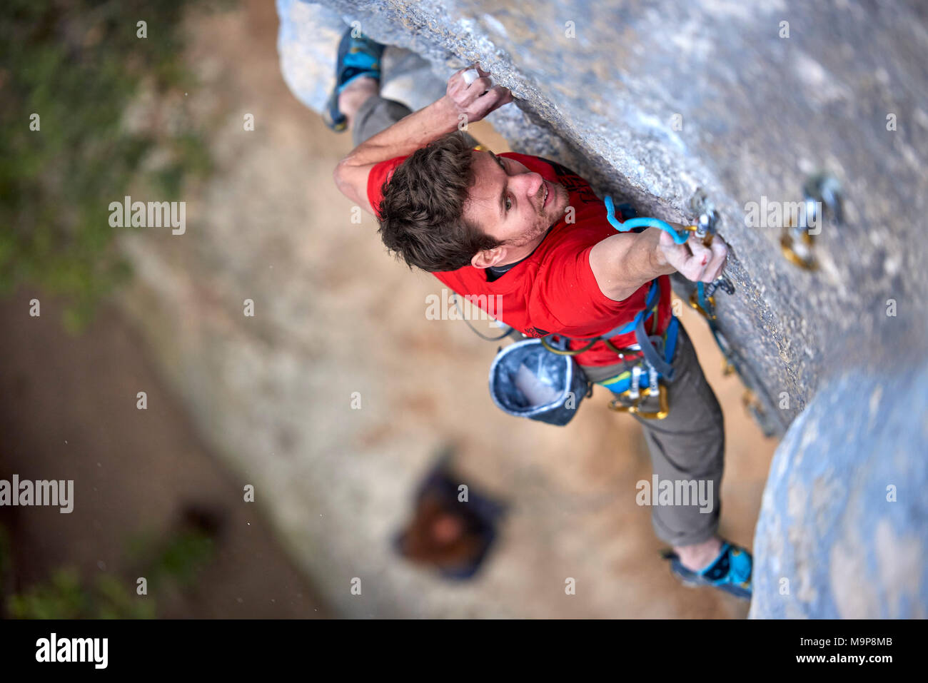 Le grimpeur professionnel Italien Stefano Ghisolfi sur une semaine de voyage en Espagne pendant la prise de photos et vidéos pour son nouveau sponsor la face nord. Pendant le voyage il a grimpé La Rambla, 9a + à Siurana en seulement 4 tentatives et 2 jours. Photos sur La Rambla sont éclairés avec une lampe stroboscopique part tenu par Jacopo Larcher le premier jour et Lena Drapella sur la deuxième. Sur la seconde moitié du voyage, nous avons tourné autour de l'action et le style de Stefanos ascension du premier tour première minute, 9b à Margalef. Nous avons aussi tourné quelques images sur Meconi, 8a. Banque D'Images