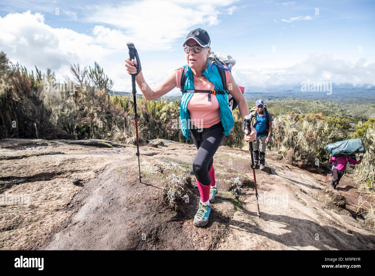 Vue avant du senior woman climbing Kilimanjaro, Arusha, Tanzanie Banque D'Images