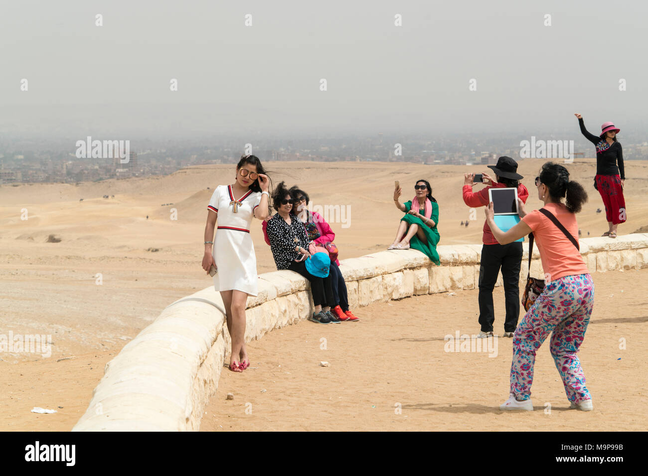 Les femmes qui à poser et prendre des photos au complexe pyramide de Gizeh, Le Caire, Egypte Banque D'Images