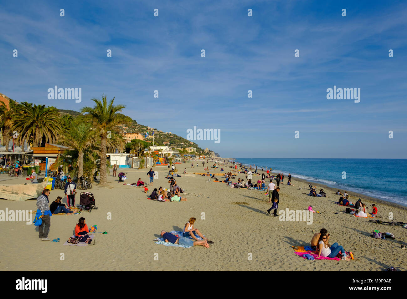 Les gens sur la plage, Finalmarina, Finale Ligure, Riviera di Ponente, Ligurie, Italie Banque D'Images