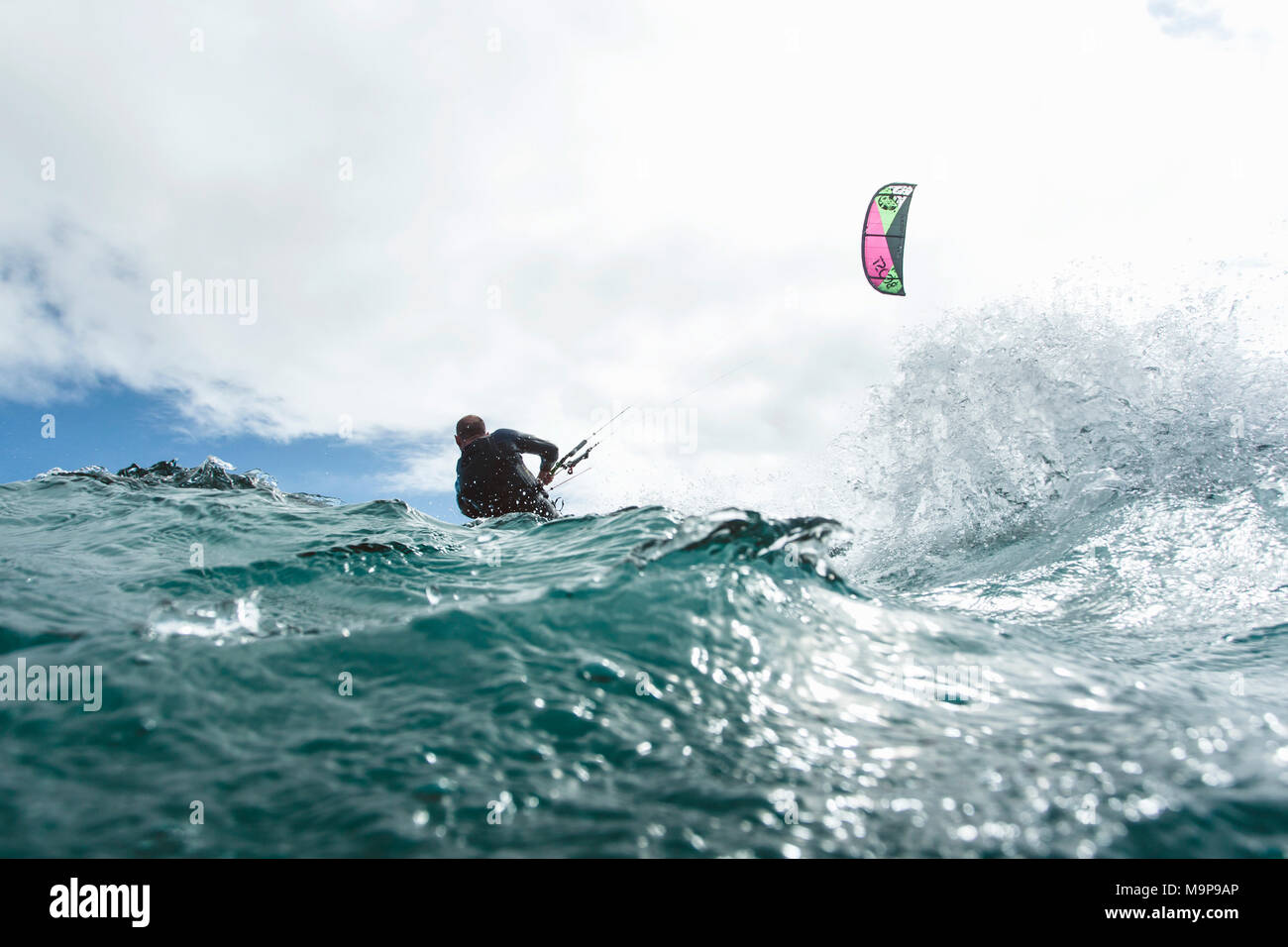 Photo d'action d'un kite surfer handicapés Banque D'Images