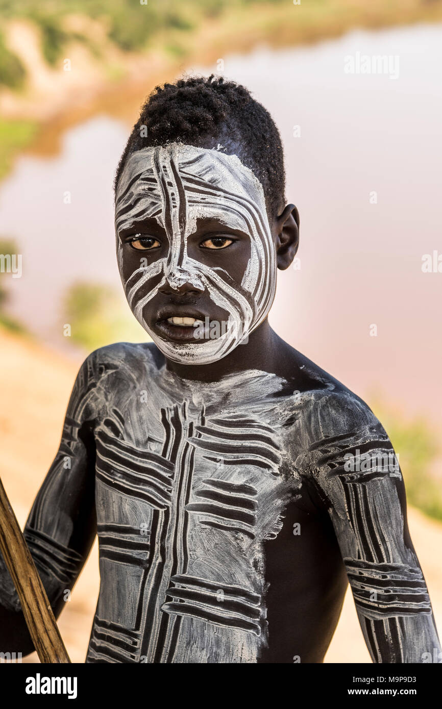 Garçon de la tribu Karo, environ 12 ans, avec du corps, de la rivière Omo, dans le sud de l'ONU des nationalités et des peuples de la région" Banque D'Images
