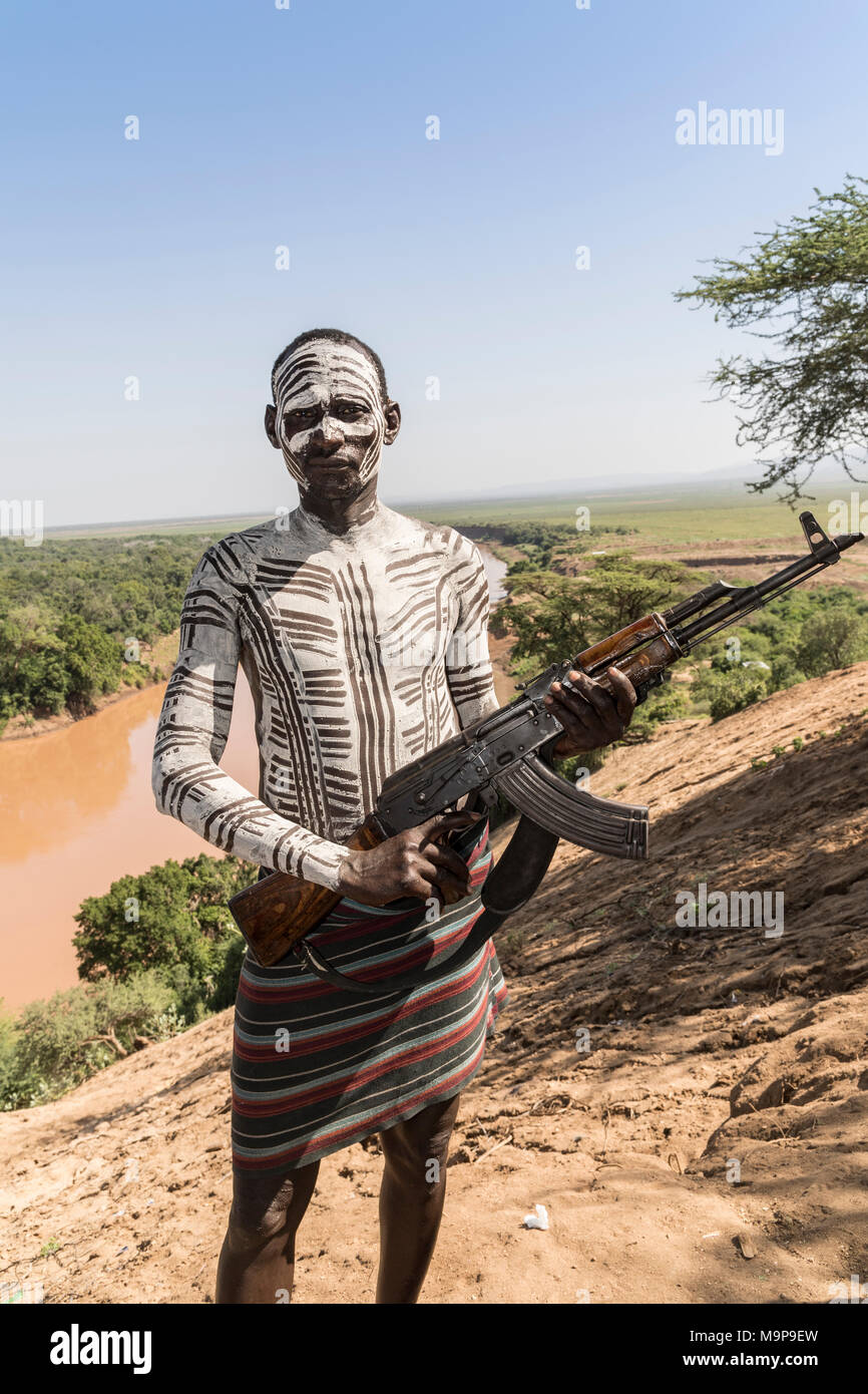 Guerrier avec carabine, fusil Kalachnikov AK47, Karo, tribu, retour de la rivière Grand-mère, dans le sud de l'ONU des nationalités et des peuples de la région" Banque D'Images