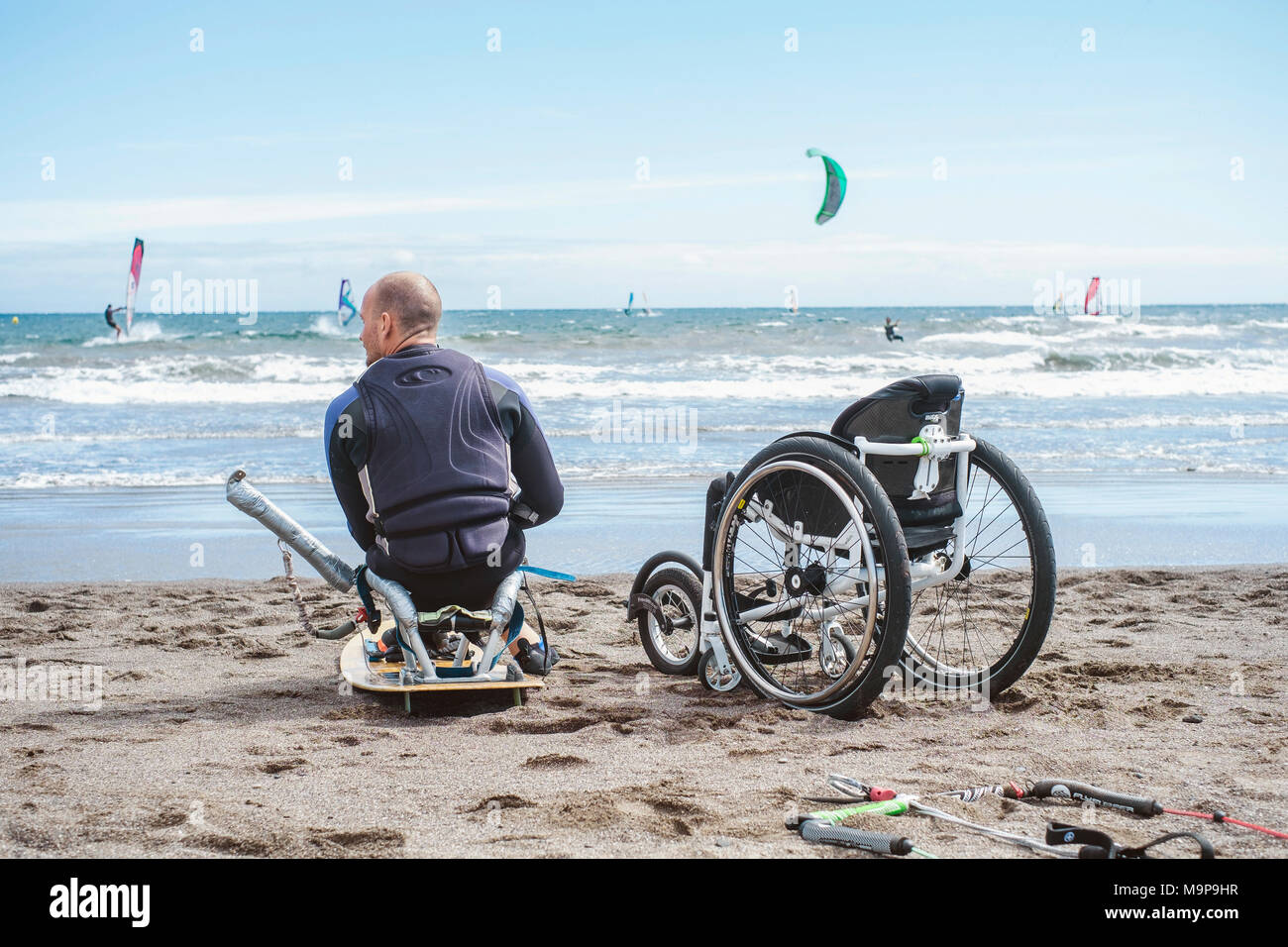 Handicapés un kite surfer se prépare à naviguer dans la mer Banque D'Images