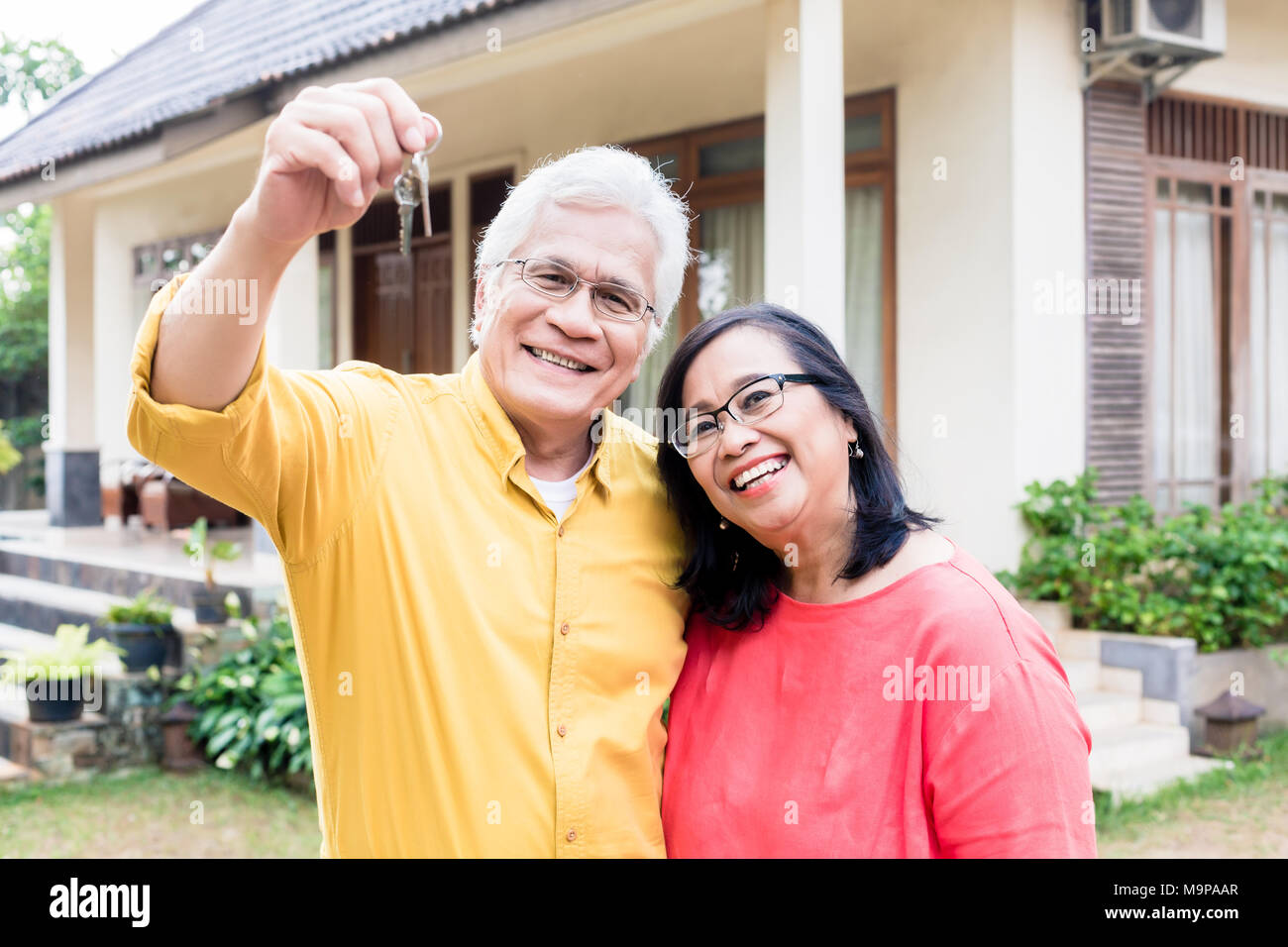 Portrait of a happy senior man posing avec sa femme Banque D'Images