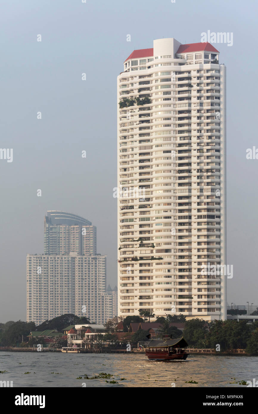Condominium, tour d'habitation sur la Mae Nam Chao Phraya, Bangkok, Thaïlande Banque D'Images