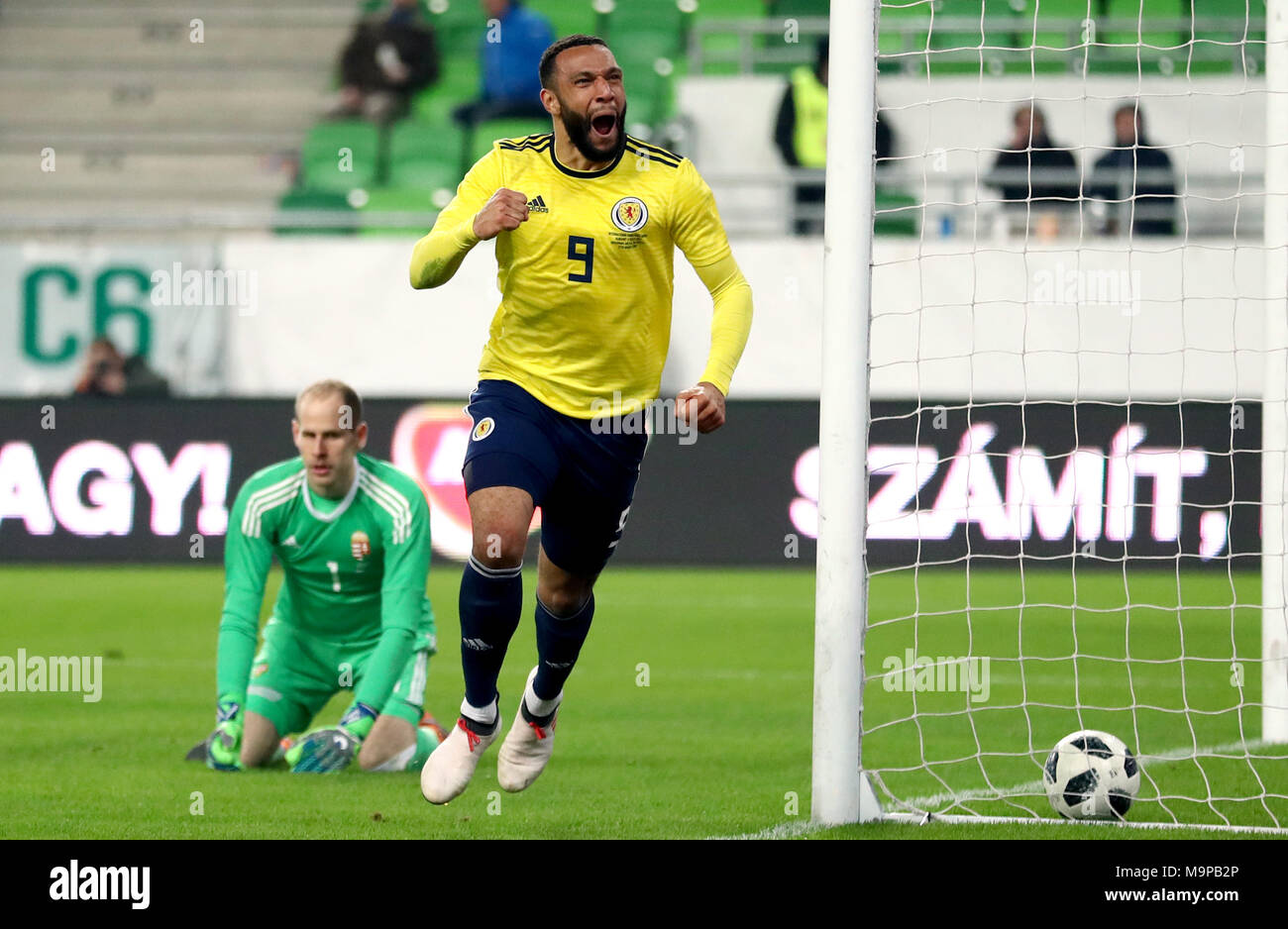 Scotland's Matt Phillips célèbre marquant son but premier du côté de la partie comme la Hongrie gardien Peter Gulacsi apparaît abattu dans l'arrière-plan pendant la match amical à l'Aréna de Groupama, Budapest. Banque D'Images