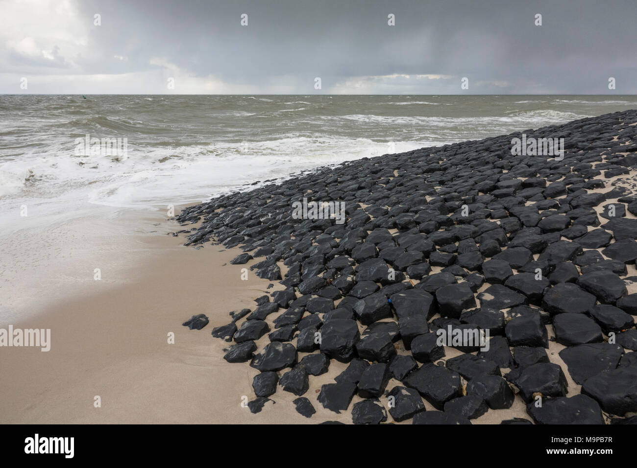 Plage de galets, la protection du littoral, la plage de l'ouest, du nord de l'île de Sylt, Frison, Schleswig-Holstein, Allemagne Banque D'Images