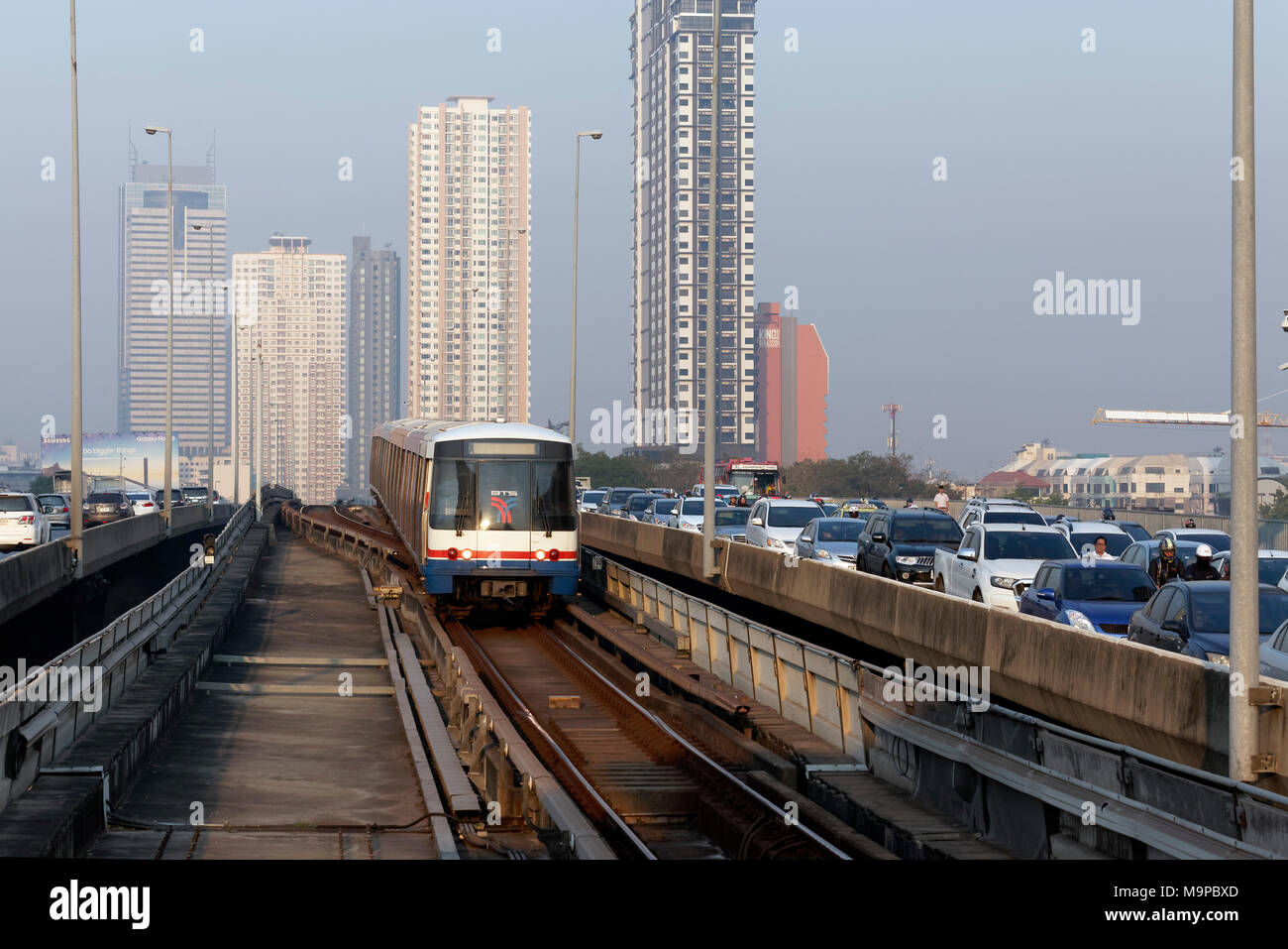 Cortège passe BTS Skytrain, matin embouteillage sur Saphan Taksin Bridge, Bangkok, Thaïlande Banque D'Images