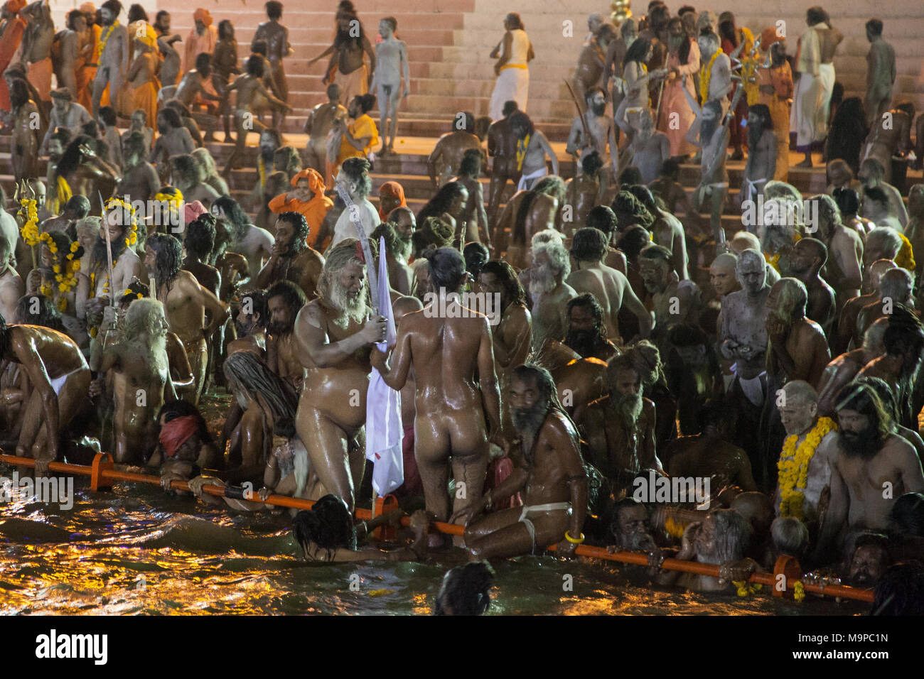 À la sainte Sadhus baignoire, Dip, Holi festival hindou Kumbh Mela, Ujjain, Madhya Pradesh, Inde Banque D'Images