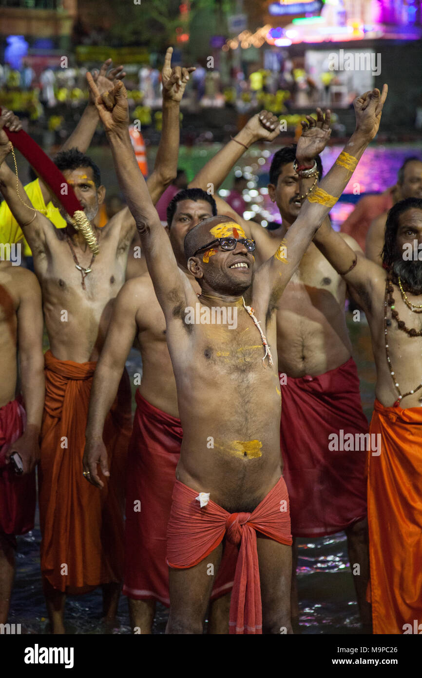 À la trempette Sadhus Holi, baignoire, sainte fête hindoue Kumbh Mela, Ujjain, Madhya Pradesh, Inde Banque D'Images