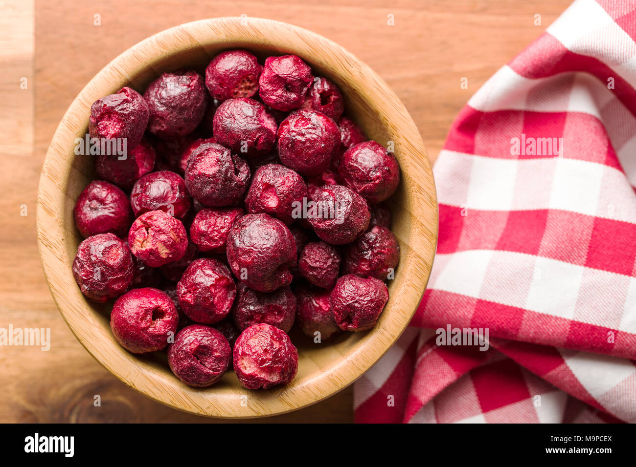Congeler les cerises séchées dans un bol Photo Stock - Alamy