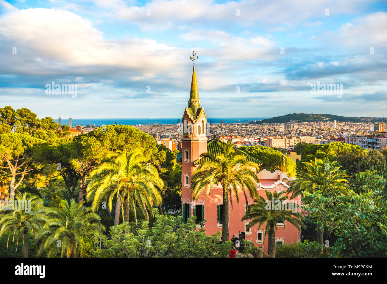 Parc Güell avec une vue de la ville, par l'architecte Antoni Gaudi, Barcelone, Catalogne, Espagne Banque D'Images