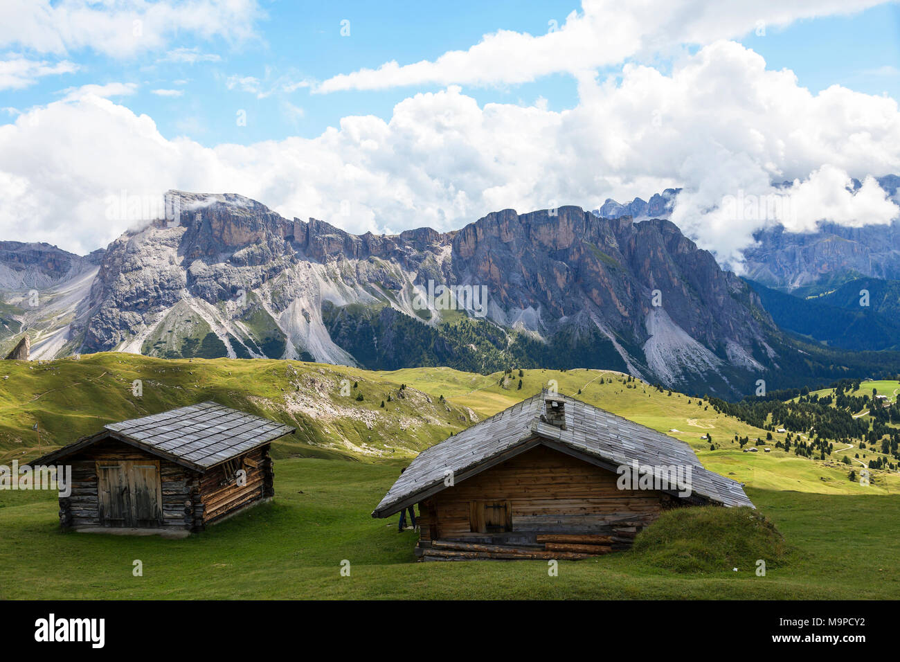 Chalets avec vue sur le Sellastock, massif de montagne, Alpes du Tyrol du Sud, Dolomites, le Tyrol du Sud Banque D'Images