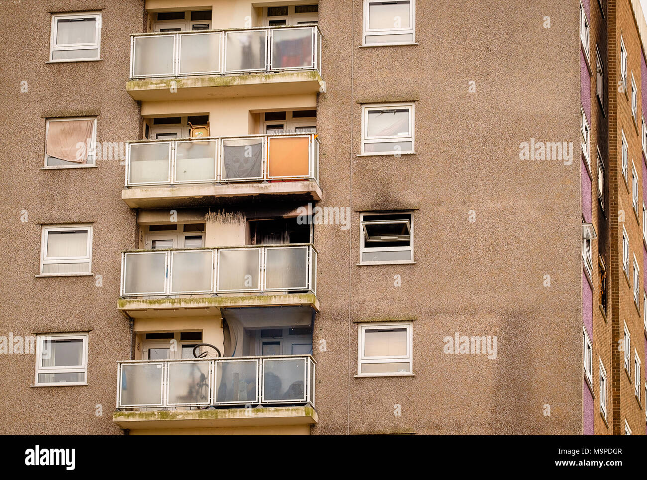 Leeds, West Yorkshire, Royaume-Uni. 27 mars 2018. Des signes de dommages causés par l'incendie visible sur l'extérieur de la "Cour de peuplier 2', un bloc de 12 étages d'appartements dans la zone Bramley de la ville. Les pompiers ont été appelés vers 10 h ce matin et trois personnes auraient été prises à l'hôpital à la suite de l'incendie. © Ian Wray/Alamy live news Banque D'Images