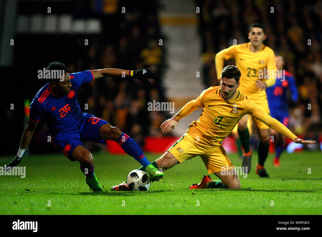 Fulham, London, UK. 27 mars, 2018. Johan Mojica de Colombie-Britannique (L) en action avec Matthew Leckie de l'Australie (R). International Football friendly, Colombie-Britannique v l'Australie à Craven Cottage de Fulham, Londres, le mardi 27 mars 2018. Editorial N'utilisez que des photos par Steffan Bowen/Andrew Orchard la photographie de sport/Alamy live news Banque D'Images