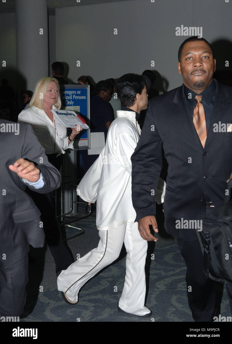 MIAMI BEACH, FL - Mars 17, 2006 : Prince d'être son habitude auto reclus à l'Aéroport International de Miami décide qu'il veut pas de photos comme sa force de sécurité se déplace dans d'attaquer les paparazzi. Le 17 mars 2006 à Miami Beach, Floride Personnes : Prince Banque D'Images