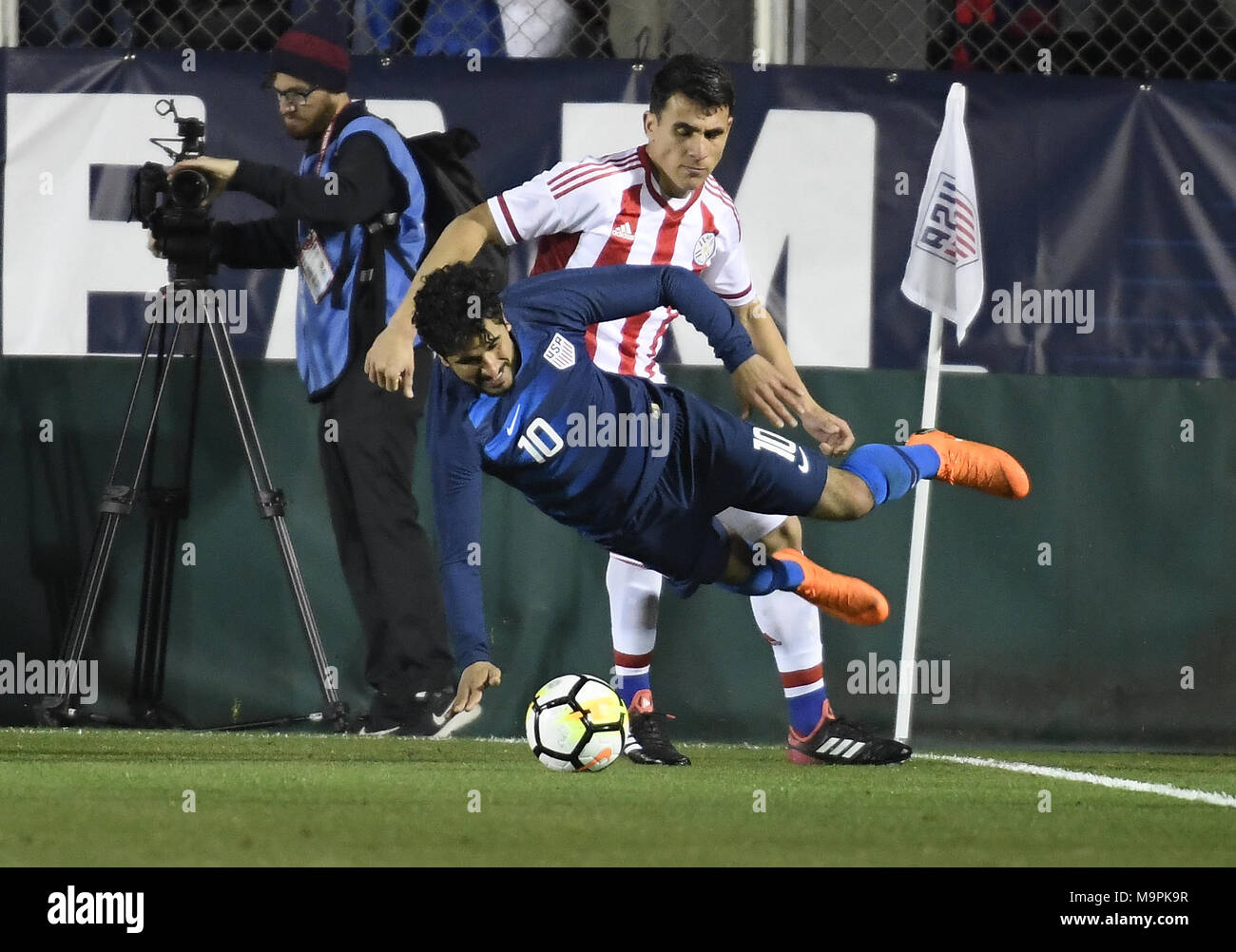 Cary, Caroline du Nord, USA. Mar 27, 2018. KENNY SAIEF (10) des États-Unis est souillée par ALONSO JUNIOR (13) du Paraguay . Les USA ont joué le Paraguay dans un match de football les hommes qui ont eu lieu à l'WakeMed Soccer Park dans Cary, N.C. Mardi, 27 mars 2018. USA a gagné 1-0. Credit : Fabian Radulescu/ZUMA/Alamy Fil Live News Banque D'Images