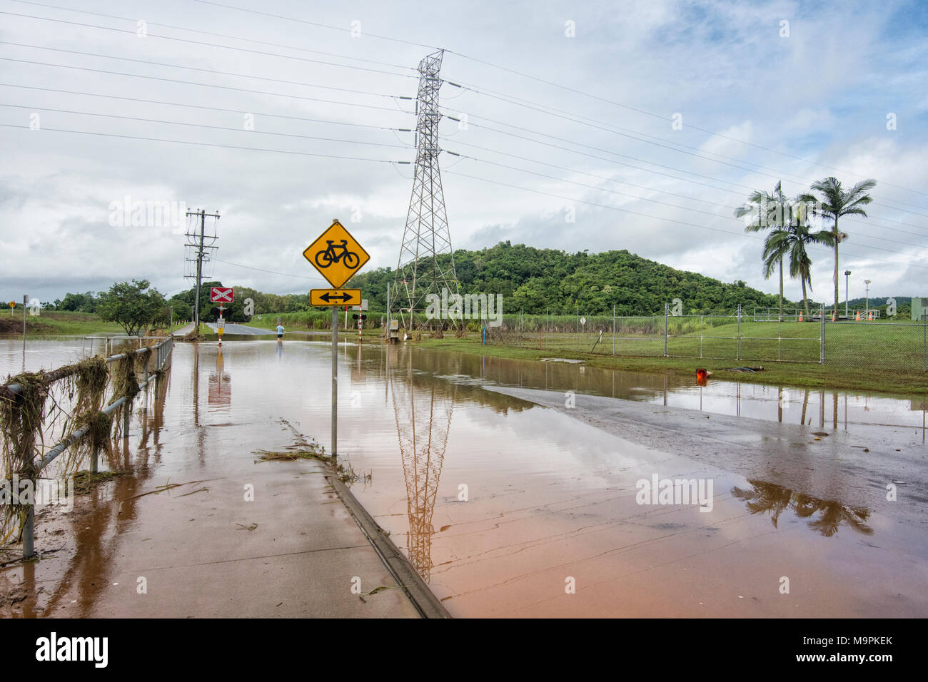 Le Queensland, Australie. Mar 27, 2018. Après le passage du cyclone Nora a entraîné des inondations et coupé des routes dans l'extrême nord du Queensland. Voici Redlynch, une banlieue de Cairns, le 27 mars 2018, la FNQ, France Crédit : Geneviève Vallée/Alamy Live News Banque D'Images