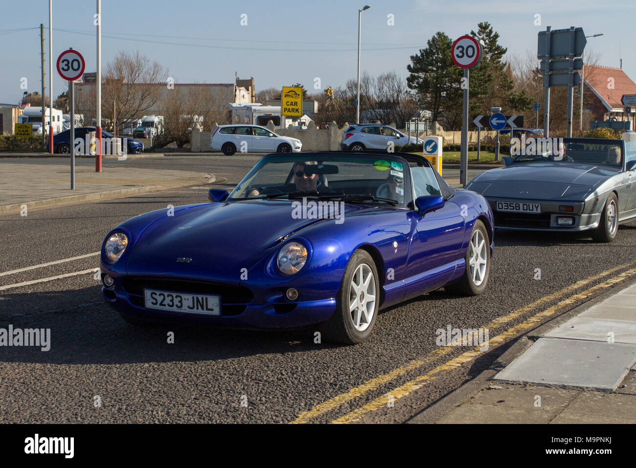 1998 bleu TVR Chimera 3952cc essence Cabriolet à l'événement Nord-Ouest Supercar car car les voitures et les touristes arrivent dans la station côtière lors d'une chaude journée de printemps. Les voitures se trouvent sur l'esplanade du front de mer, tandis que les passionnés de voitures classiques et d'époque profitent du temps chaud pour une journée de pilotage. Banque D'Images