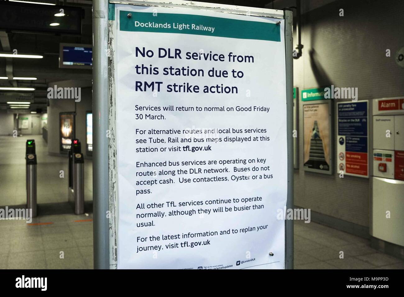 London UK. 28 mars 2018. Une grève de 48 heures par le personnel du syndicat RMT commence aujourd'hui sur le Docklands Light Railway. La grève est en cours sur les conditions de travail. Credit : Claire Doherty/Alamy Live News Banque D'Images