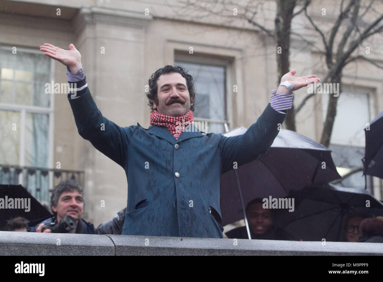 London UK. 28 mars 2018. L'artiste Michael Rakowitz. après le dévoilement de sa sculpture "L'ennemi invisible ne devrait pas exister". La sculpture est une reconstitution d'un taureau ailé,Lamassu sculpture détruit par soi-disant état Islamique (EST) après l'artefact a été volé dans le Musée National d'Irak est d'être dévoilé et affichée à Trafalgar Square Crédit : amer ghazzal/Alamy Live News Banque D'Images