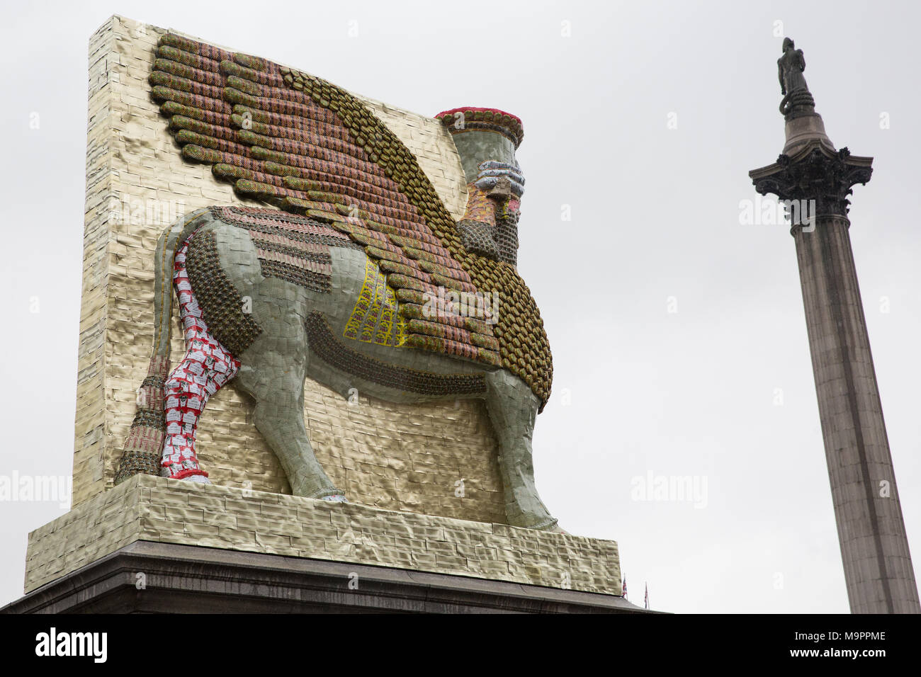 Londres, Royaume-Uni. 28 mars, 2018. Michael Rakowitz's 'l'ennemi invisible ne devrait pas exister" a été dévoilée sur le quatrième Socle à Trafalgar Square. Une reproduction grandeur nature d'une des grandes statues en pierre d'un lamassu (un taureau ailé à visage humain) qui gardent les portes de l'ancienne ville de Ninive en Irak jusqu'à sa destruction par ISIS, c'est 10 500 véhicules blindés avec des boîtes en fer utilisé pour la date d'érable. Il a été placé pour faire face à l'Office des étrangers, le Parlement et le Moyen-Orient. Credit : Mark Kerrison/Alamy Live News Banque D'Images