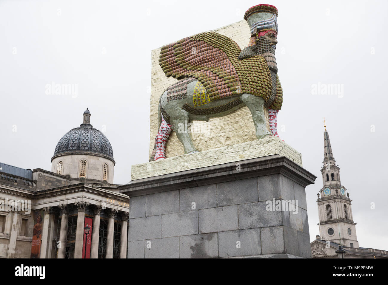 Londres, Royaume-Uni. 28 mars, 2018. Michael Rakowitz's 'l'ennemi invisible ne devrait pas exister" a été dévoilée sur le quatrième Socle à Trafalgar Square. Une reproduction grandeur nature d'une des grandes statues en pierre d'un lamassu (un taureau ailé à visage humain) qui gardent les portes de l'ancienne ville de Ninive en Irak jusqu'à sa destruction par ISIS, c'est 10 500 véhicules blindés avec des boîtes en fer utilisé pour la date d'érable. Il a été placé pour faire face à l'Office des étrangers, le Parlement et le Moyen-Orient. Credit : Mark Kerrison/Alamy Live News Banque D'Images