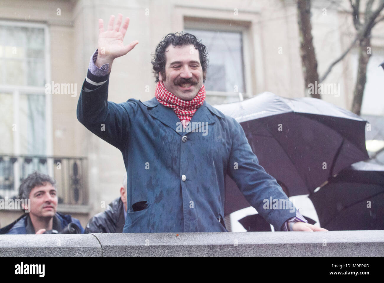 London UK. 28 mars 2018. L'artiste Michael Rakowitz. après le dévoilement de sa sculpture "L'ennemi invisible ne devrait pas exister". La sculpture est une reconstitution d'un taureau ailé,Lamassu sculpture détruit par soi-disant état Islamique (EST) après l'artefact a été volé dans le Musée National d'Irak est d'être dévoilé et affichée à Trafalgar Square Crédit : amer ghazzal/Alamy Live News Banque D'Images