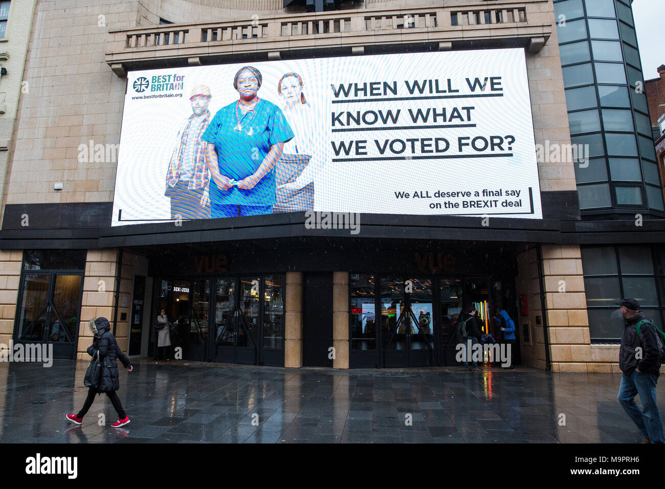 Londres, Royaume-Uni. 28 mars, 2018. Une grande annonce dans Leicester Square faisant partie d'une campagne nationale de 500 000 € par Best pour la Grande-Bretagne exigeant un référendum sur l'accord final Brexit. Credit : Mark Kerrison/Alamy Live News Banque D'Images