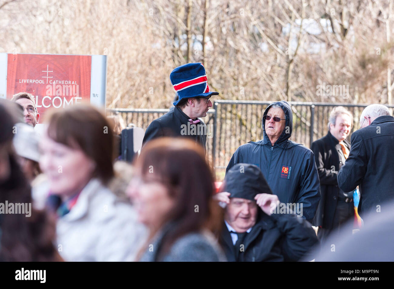 La Cathédrale de Liverpool, Liverpool, Royaume-Uni. 28 mars 2018. Les Funérailles de Sir Ken Dodd a lieu à la cathédrale anglicane de Liverpool. Sir Ken Dodd est décédé à son domicile en frêne épineux, Liverpool, plus tôt ce mois-ci à l'âge de 90 ans, deux jours seulement après avoir épousé son partenaire de 40 ans, Anne Jones, maintenant Lady Anne Dodd. Dans un spectacle de respect, des milliers de fans étaient alignés sur la rue pour regarder le cortège funèbre, qui était dirigée par un corbillard tiré par des chevaux. Crédit : Paul Warburton/Alamy Live News Banque D'Images