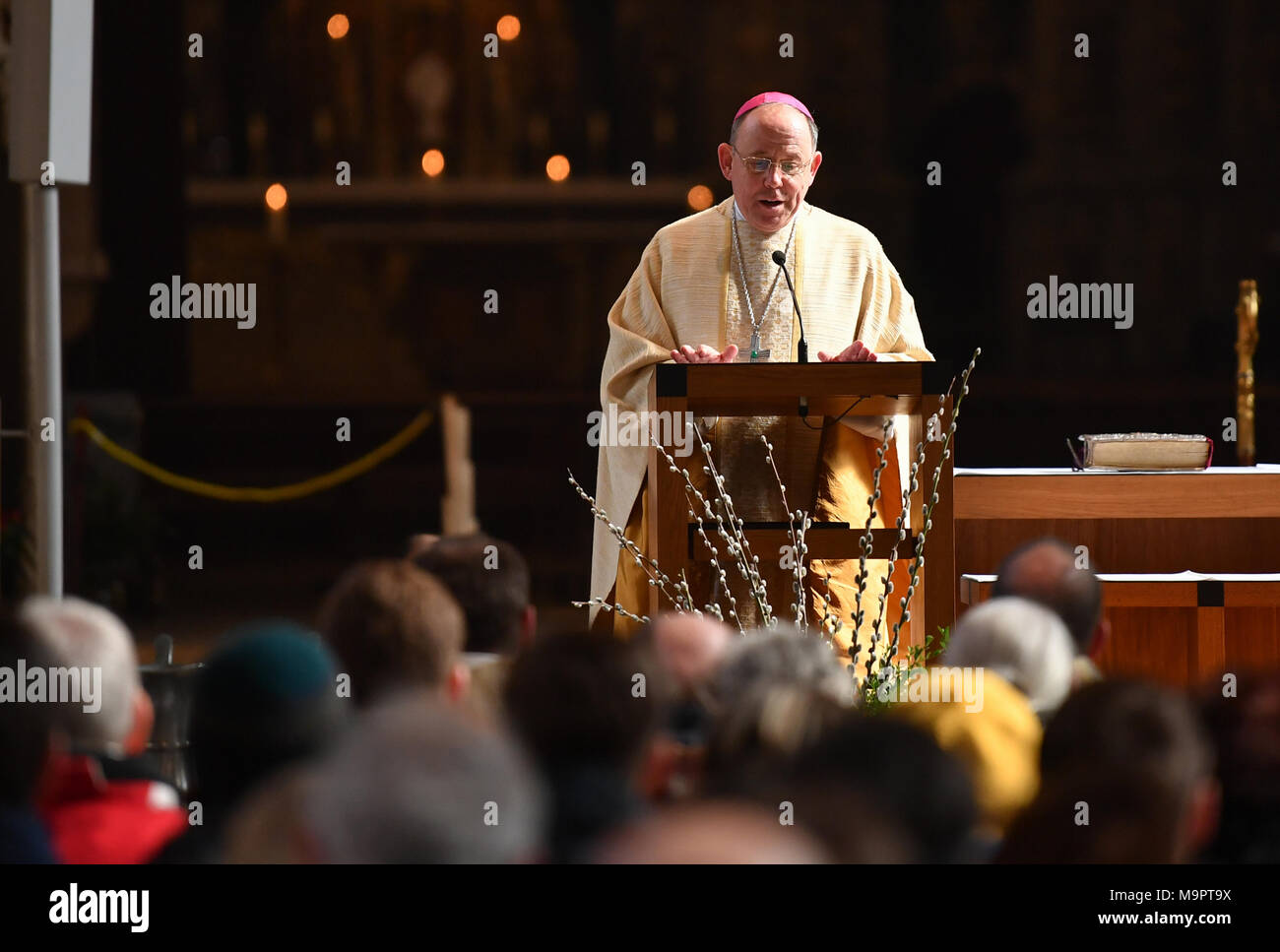 27 mars 2018, l'Allemagne, Erfurt : évêque Ulrich Neymeyr est titulaire d'une messe dans la Cathédrale d'Erfurt. Il célèbre la messe avec les prêtres de son évêché. Les saints sont consacrés dans cette masse. Photo : Jens Kalaene/dpa Banque D'Images