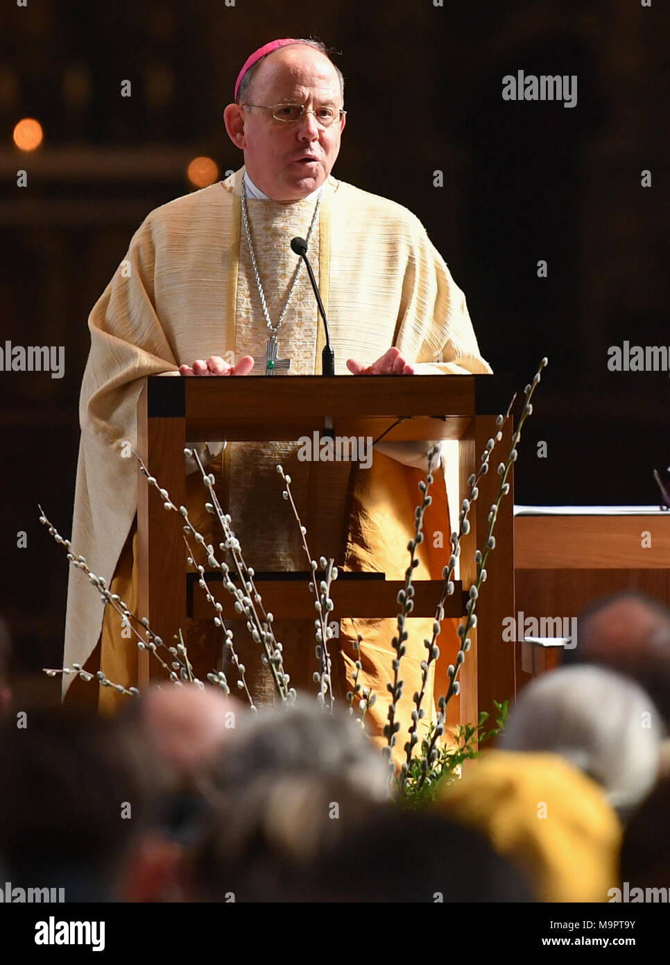 27 mars 2018, l'Allemagne, Erfurt : évêque Ulrich Neymeyr est titulaire d'une messe dans la Cathédrale d'Erfurt. Il célèbre la messe avec les prêtres de son évêché. Les saints sont consacrés dans cette masse. Photo : Jens Kalaene/dpa Banque D'Images