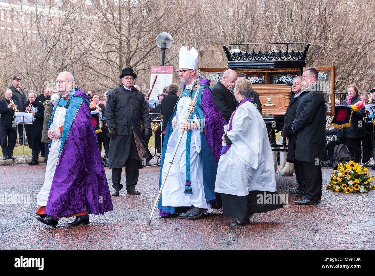 La Cathédrale de Liverpool, Liverpool, Royaume-Uni. 28 mars 2018. Les Funérailles de Sir Ken Dodd a lieu à la cathédrale anglicane de Liverpool. Sir Ken Dodd est décédé à son domicile en frêne épineux, Liverpool, plus tôt ce mois-ci à l'âge de 90 ans, deux jours seulement après avoir épousé son partenaire de 40 ans, Anne Jones, maintenant Lady Anne Dodd. Dans un spectacle de respect, des milliers de fans étaient alignés sur la rue pour regarder le cortège funèbre, qui était dirigée par un corbillard tiré par des chevaux. Crédit : Paul Warburton/Alamy Live News Banque D'Images