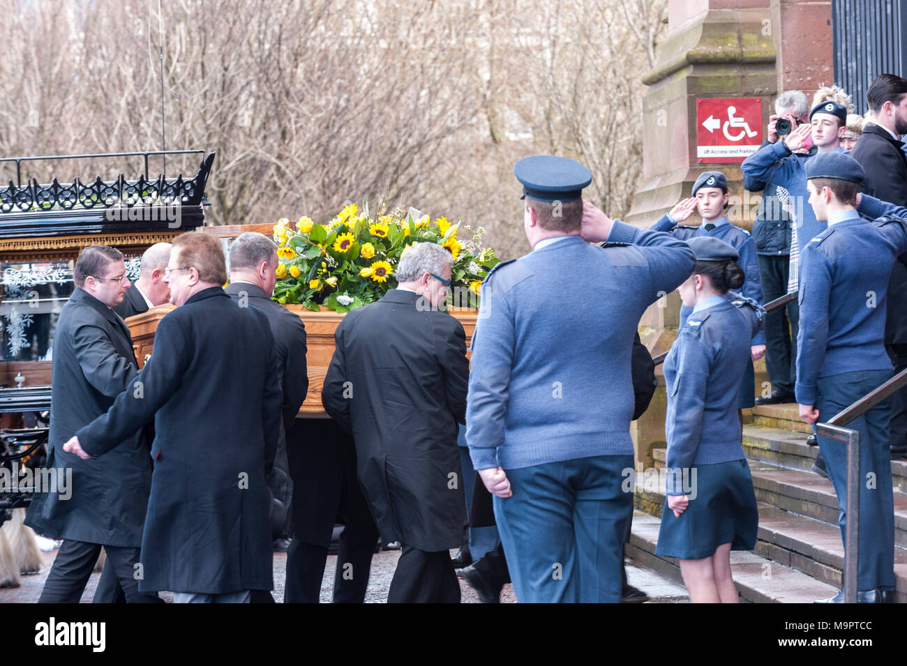 La Cathédrale de Liverpool, Liverpool, Royaume-Uni. 28 mars 2018. Les Funérailles de Sir Ken Dodd a lieu à la cathédrale anglicane de Liverpool. Sir Ken Dodd est décédé à son domicile en frêne épineux, Liverpool, plus tôt ce mois-ci à l'âge de 90 ans, deux jours seulement après avoir épousé son partenaire de 40 ans, Anne Jones, maintenant Lady Anne Dodd. Dans un spectacle de respect, des milliers de fans étaient alignés sur la rue pour regarder le cortège funèbre, qui était dirigée par un corbillard tiré par des chevaux. Crédit : Paul Warburton/Alamy Live News Banque D'Images