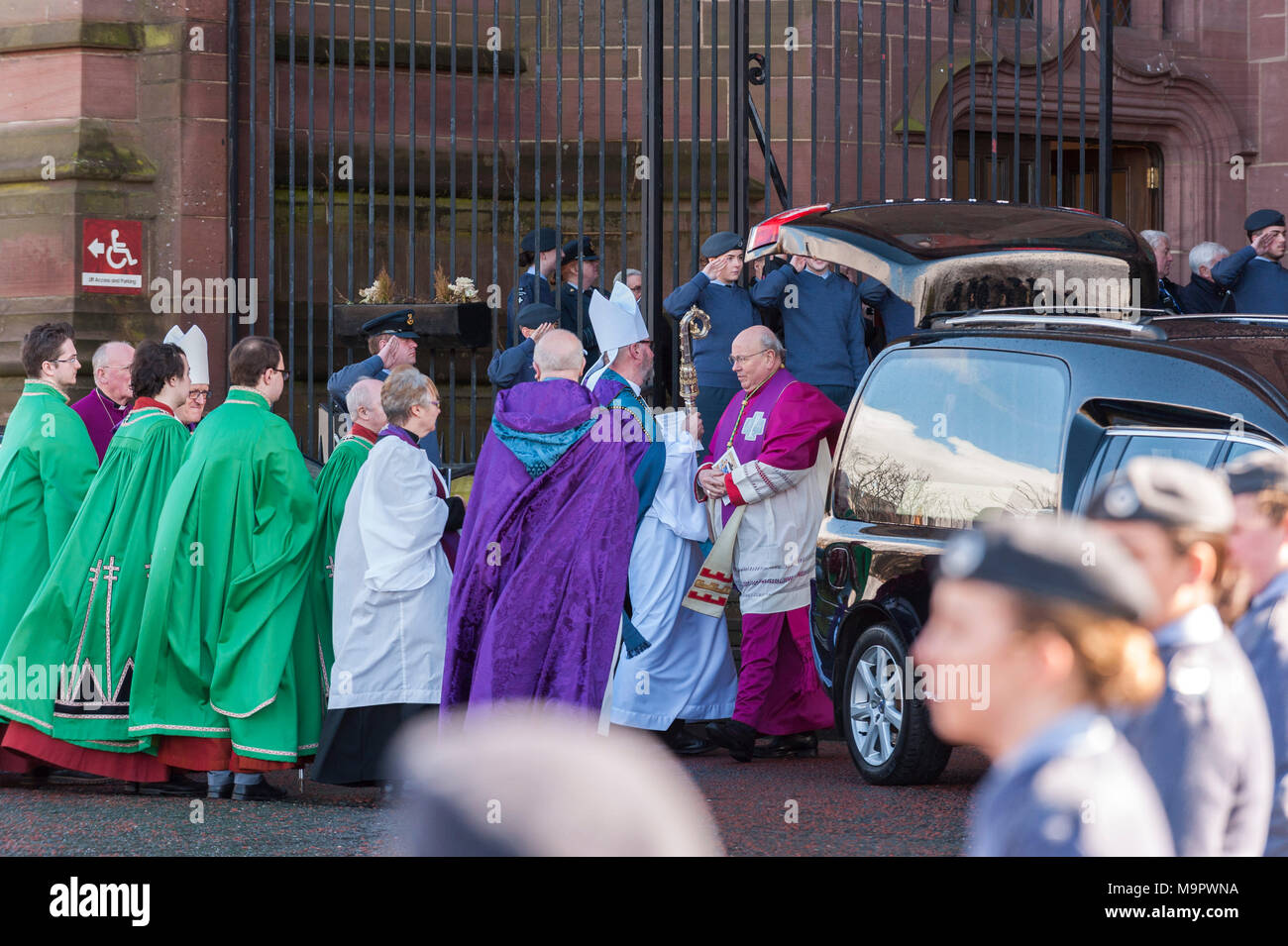 La Cathédrale de Liverpool, Liverpool, Royaume-Uni. 28 mars 2018. Les Funérailles de Sir Ken Dodd a lieu à la cathédrale anglicane de Liverpool. Sir Ken Dodd est décédé à son domicile en frêne épineux, Liverpool, plus tôt ce mois-ci à l'âge de 90 ans, deux jours seulement après avoir épousé son partenaire de 40 ans, Anne Jones, maintenant Lady Anne Dodd. Dans un spectacle de respect, des milliers de fans étaient alignés sur la rue pour regarder le cortège funèbre, qui était dirigée par un corbillard tiré par des chevaux. Crédit : Paul Warburton/Alamy Live News Banque D'Images