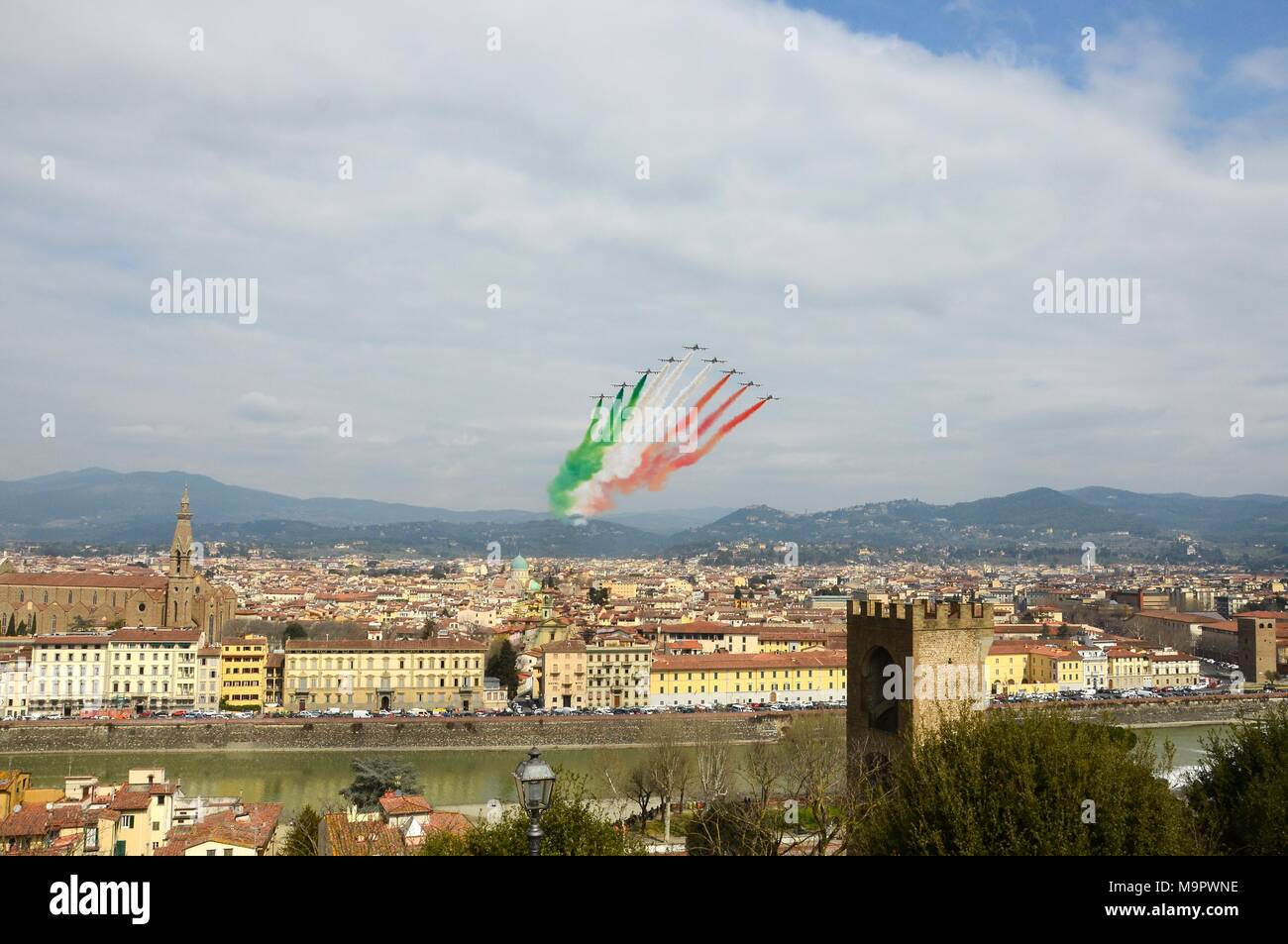 Florence, Italie - 28 mars, 2018. PAN de l'Airshow Frecce Tricolori. Les Frecce Tricolori dans le ciel de Florence pour 95e anniversaire de l'Armée de l'air italienne de Florence. L'équipe pilote l'Aermacchi MB-339-A/PAN. Crédit : dan74/Alamy Live News Banque D'Images