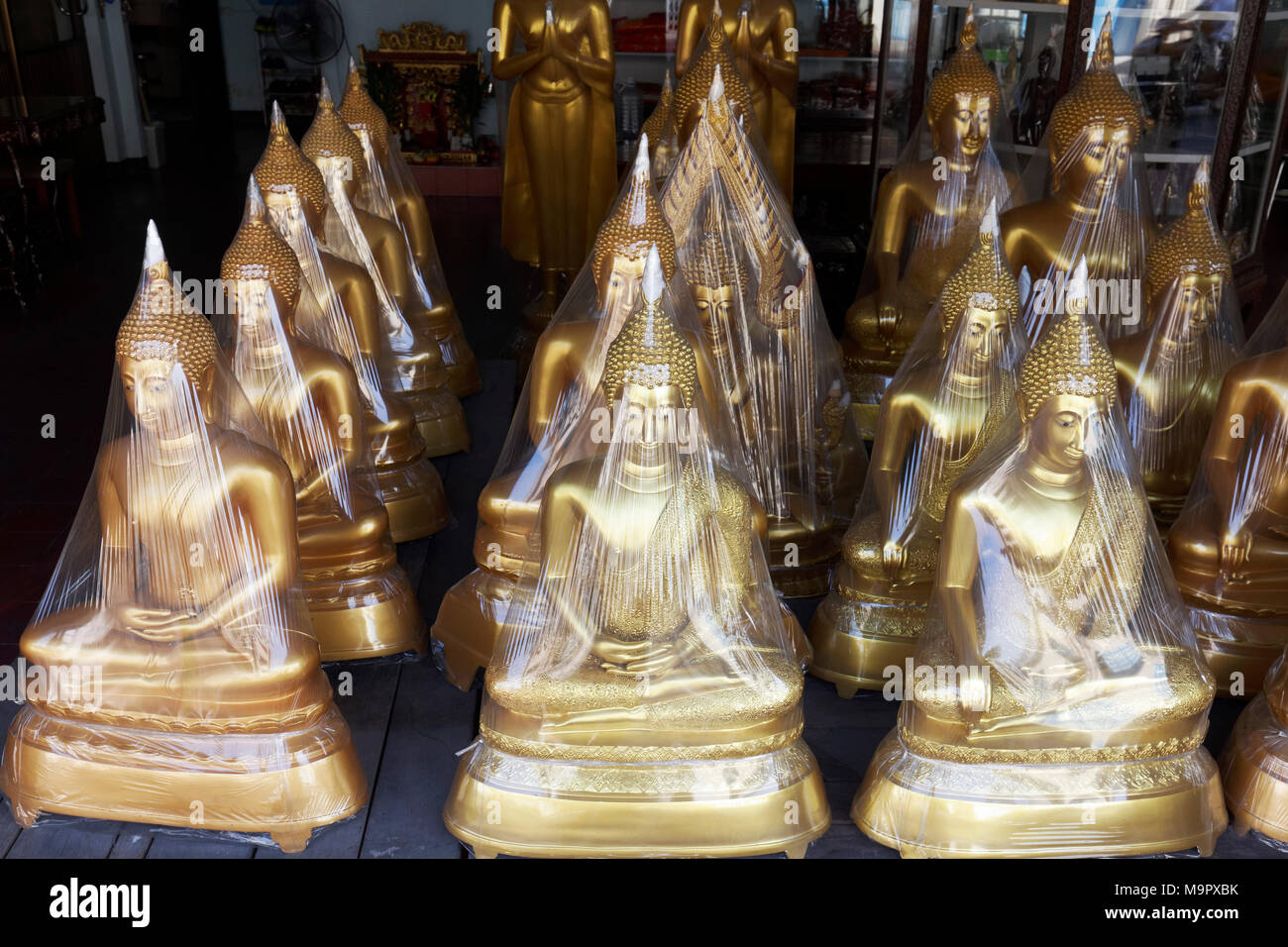 Statues de Bouddha en aluminium, pour la vente, l'entreprise de dévotion dans le Buddha Road, Thanon Bamrung Meuang, Phra Nakhon, Bangkok, Thaïlande Banque D'Images